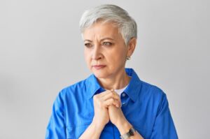 Prolapso vaginal ou prolapso genital é um problema que afeta muitas mulheres acima de 40 anos, mas pode ocorrer também antes desta fase. Essa é uma condição que traz uma série de desconfortos para a mulher, porém, veja neste post que existe tratamento para o problema. O que é prolapso vaginal? O que causa? Um artigo publicado na Revista Brasileira de Ginecologia e Obstetrícia revelou que o prolapso de vagina é um problema no assoalho pélvico que pode atingir até 30% das mulheres entre 50 e 89 anos. Está entre alguns dos problemas que podem surgir a partir dessa idade, assim como a bexiga hiperativa. O assoalho pélvico é formado por músculos, tecido conjuntivo, colágeno e fáscia, que sustenta diversos órgãos internos. O prolapso vaginal ocorre quando, por diversos motivos, essas estruturas perdem a capacidade de sustentar os órgãos da pelve feminina. Existe uma abertura na musculatura do assoalho pélvico, conhecida como hiato urogenital, por onde atravessam estruturas como a uretra, vagina e o reto. Formando um ponto de fragilidade no local. Essa fragilidade, associada a uma série de fatores de risco, pode fazer com que órgãos da cavidade pélvica feminina como útero, uretra, bexiga, intestino delgado e reto, percam sustentação e se insinuem para a cavidade vaginal. Saiba mais sobre alguns fatores de risco: Genética Algumas mulheres já carregam a herança genética de ter um tecido conjuntivo mais enfraquecido na região pélvica. Partos e gravidez Durante a gravidez, o trabalho de parto e o parto em si, principalmente partos vaginais, sabe-se que a compressão do assoalho pélvico pelo feto e a força para o parto pode lesar a musculatura, os ligamentos, bem como comprometer a inervação, seja por lesão direta ou por distensão/ estiramento dos nervos. Isso tudo pode prejudicar o tônus da musculatura levando a um alargamento do hiato urogenital, sobrecarregando as estruturas e predispondo ao prolapso. Obesidade O peso corporal acima do ideal da mulher também vai gerar mais pressão sob o assoalho pélvico. Histerectomia O prolapso ocorre mais comumente em cirurgias abdominais de histerectomia do que nas intravaginais. A retirada do útero pode aumentar o risco de prolapso, principalmente no caso de histerectomias totais, onde são retirados também ligamentos que auxiliam a sustentação dos órgãos pélvicos, sobrecarregando outras estruturas. Outros fatores Alguns outros fatores também poderão levar as mulheres a correrem o risco de um prolapso vaginal: Aquelas que estão passando pela menopausa; Idade avançada; Número de gestações; Criança macrossômica; Constipação intestinal; Situações que elevam a pressão abdominal de maneira recorrente como tosse crônica (tabagismo leva à tosse crônica). Sintomas do prolapso vaginal Os sintomas do prolapso serão de acordo com o órgão afetado na mulher, mas costumam ser muito típicos, por exemplo, a principal queixa é "sensação de peso ou bola na vagina''. Especialmente quando a pessoa está fazendo atividades físicas, tossindo ou carregando pesos esses sintomas aumentam, mas quando fica em repouso e mais relaxada, as sensações podem melhorar. Conheça mais sintomas: Diferentes tipos de prolapso vaginal São diferentes tipos de prolapso genital e são caracterizados de acordo com o órgão que foi atingido. Além disso, as mulheres podem ter mais de um tipo ao mesmo tempo. São eles: Prolapso de cúpula vaginal: é a descida cavidade vaginal após a histerectomia; Prolapso útero vaginal ou prolapso uterino: quando pode-se notar a descida do útero em direção à vagina; Prolapso de bexiga (cistocele) ou da uretra (uretrocele): quando a bexiga e/ou uretra perdem sustentação provocando abaulamento na região da vagina; Prolapso posterior da vagina (retocele) ou de intestino delgado (enterocele): neste caso, é o intestino que provoca abaulamento da vagina. Diagnóstico do prolapso vaginal O diagnóstico do problema será realizado a partir dos sintomas, histórico médico de cada mulher e exame pélvico, com uso de espéculo. O médico também poderá solicitar procedimentos para avaliar a força da musculatura da vagina, bexiga e outros órgãos pélvicos. Alguns exames de imagem, como ultrassom, ressonância ou tomografia, também podem ser solicitados para refinar o diagnóstico e confirmar se há prolapso da cúpula vaginal, útero caído ou de outros órgãos . Tratamento conservador Não há tratamento clínico para esse problema, porém, é possível lançar mão de um tratamento conservador com uso de pessário vaginal, que é um dispositivo removível, que pode melhorar os sintomas do prolapso da cúpula vaginal ou de outros órgãos. Esses pessários devem ter o tamanho adequado para cada paciente e podem ser manipulados pela própria paciente. São indicados principalmente para as pacientes que, por algum motivo, não desejam ser submetidas a um procedimento cirúrgico, ou apresentam algum risco cardiovascular impeditivo para cirurgia. Tratamento cirúrgico O tratamento cirúrgico está indicado desde que a presença do prolapso esteja incomodando a paciente. Este é o único tratamento resolutivo para o quadro. São abordagens específicas como correção da falha no assoalho pélvico, com reconstrução das fáscias para levantar os órgãos como bexiga e intestinos e a reconstrução dos ligamentos. A cirurgia de prolapso vaginal também pode ser realizada com telas. Desde que o prolapso esteja em um estágio mais avançado. As telas são utilizadas para garantir melhor sustentação e reduzem o risco de recorrência a níveis muito baixos. As cirurgias podem ser realizadas por via abdominal, laparoscópica, robótica ou até mesmo por via vaginal. Prevenção do prolapso vaginal As mulheres que ainda não manifestaram sintomas do prolapso vaginal, mas tem fatores de risco para o surgimento do problema podem tomar algumas medidas preventivas importantes, como: Controle do sobrepeso/obesidade; Prevenir a constipação intestinal, comendo alimentos com muitas fibras e caprichando na hidratação Fazer tratamento de tosses crônicas; Não fumar; Fazer exercícios de Kegel com regularidade para fortalecer o assoalho pélvico; Conclusão Um prolapso vaginal pode provocar uma grande queda na qualidade de vida de uma mulher, além dos sintomas já citados, ela também pode ter infecções urinárias de repetição, porque nunca conseguem esvaziar a bexiga completamente, e até mesmo passar a sofrer noctúria. Com o tempo, essa paciente poderá desenvolver uma certa fobia social. Essas mulheres vão necessitar da ajuda de um urologista para esclarecer suas dúvidas, tratar esses problemas e voltar a ter uma vida livre de desconfortos. A partir de certos procedimentos, o médico terá exatidão sobre qual estrutura está colapsada, fazer um planejamento terapêutico e indicar qual tipo de cirurgia é a mais adequada.