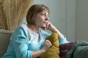 “Dr., sinto uma bola na vagina!”. É bastante comum no consultório de um ginecologista ou de um urologista ouvir essa queixa de mulheres acima de 50 anos. Esse é um dos sintomas clássicos do prolapso vaginal ou distopia genital. Veja neste post o que é, as causas e como tratar o problema. O que pode ser uma bola na vagina? Se a paciente sente uma bola no órgão genital, esse problema pode não se tratar apenas de um “caroço” na vagina em sua área externa, que é a vulva, mas de uma bola interna, que às vezes pode ser sentida, e em outras vezes, pode até ser vista pela mulher quando observa o próprio órgão genital com espelhos. Ao relatar essa sensação ou até mesmo ter a visão de uma “bola de carne” na entrada da vagina, as mulheres estão se referindo ao órgão sexual feminino interno, que é um canal muscular que leva ao colo do útero. No entorno da vagina ficam órgãos do assoalho pélvico como útero, bexiga, uretra, intestino delgado e reto, que são sustentados por uma verdadeira rede, composta por músculos, tecido conjuntivo, colágeno e fáscias. Quando esses tecidos do assoalho pélvico perdem a capacidade de sustentar os órgãos dessa região, ocorre o prolapso vaginal, que é a descida desses órgãos em direção ao canal da vagina. É assim que surge essa sensação de bola dura na vagina, que é uma característica da projeção de um desses órgãos em direção ao canal vaginal. Por isso, essa condição também é conhecida popularmente como útero caído ou bexiga caída. Em alguns casos, as mulheres podem ter mais que um tipo de prolapso. Esse problema pode acometer até 30% das mulheres entre 50 e 89 anos. É uma condição bastante desconfortável e que causa um grande prejuízo à autoestima, vida social e profissional de uma mulher. Quais são as causas que levam ao problema? A queda dos órgãos internos do assoalho pélvico, que levam a essa sensação de bola interna na vagina, são provocados, em geral, por questões genéticas ou por um maior número de partos naturais e instrumentais. Porém, há outras causas que também podem ocasionar esse problema feminino: Idade avançada; Menopausa; Obesidade; Histerectomia (retirada do útero); Constipação intestinal; Criança macrossômica (recém-nascidos com peso superior a 4 quilos); Situações que elevam a pressão abdominal, como as tosses crônicas, provenientes, por exemplo, do tabagismo. Outros sintomas associados à bola na vagina A “bola de carne” na vagina pode ser sentida especialmente quando as mulheres estão fazendo algum tipo de esforço físico, como carregando pesos ou fazendo exercícios. Porém, quando a paciente tem prolapso vaginal, além da sensação da bola na entrada da vagina, a descida dos órgãos também podem levar a outros sintomas, como: Sensação de pressão na vagina e na pelve; Dor na região lombar; Incontinência urinária ou escapes de urina; Infecções urinárias de repetição; Dificuldades para esvaziar a bexiga; Dor na relação sexual; Dificuldade para evacuar. Como diagnosticar o problema? Quando o médico ouve: “Dr., tem uma bola na minha vagina”, ele já recebe o relato do primeiro sintoma do prolapso vaginal, a partir disso, fará um exame clínico, com uso de espéculo para comprovar a descida de algum órgão. Aliás, a queixa sobre a bola na vagina é a mais comum da distopia genital. Na consulta, a força da musculatura vaginal e de outros órgãos pélvicos também poderão ser testados a partir de alguns procedimentos. O médico também vai necessitar entender qual é a gravidade da queda dos órgãos internos para realizar um planejamento terapêutico. Para isso, a classificação do prolapso poderá ser avaliada a partir do sistema Pelvic Organ Prolapse- Quantification, que indica níveis de 0 a 4, sendo 0 nenhum prolapso, e 4, uma eversão completa, com o órgão já se projetando para fora da cavidade vaginal. Exames como ultrassonografia, ressonância ou tomografia também irão conferir mais assertividade no diagnóstico, caso necessário. Tratamento para bola na vagina Não existe um tratamento clínico, mas de acordo com o nível do prolapso, essa sensação de bola na vagina poderá ser aliviada pelo método conservador ou totalmente eliminada por uma intervenção cirúrgica. No tratamento conservador, que é indicado para mulheres que não querem se submeter à cirurgia ou têm algum risco cardiovascular, serão prescritos pessários vaginais, que são dispositivos removíveis que poderão aliviar a sensação dessa bola na vagina. Já no tratamento cirúrgico podem ser realizadas abordagens para correção da falha do assoalho pélvico, reconstrução das fáscias para elevação dos órgãos como intestinos e bexiga; e reconstrução dos ligamentos. Para casos mais graves, a cirurgia de prolapso vaginal pode contar com telas, que vão garantir uma melhor sustentação do assoalho pélvico, e reduzir as chances de recorrência do problema. É possível prevenir essa sensação de bola na vagina? Mulheres que tenham alguns fatores de riscos que poderiam levar a um prolapso vaginal, mas ainda não sentem nenhum sintoma, ou até mesmo aquelas que não se enquadram no “grupo de risco”, podem realizar algumas ações para evitar o problema. Uma das formas de prevenir o prolapso vaginal e a consequente sensação de peso e bola na vagina, é fazendo o fortalecimento do assoalho pélvico, por meio da fisioterapia, com os exercícios de Kegel. Evitar o sobrepeso e obesidade, ter hábitos alimentares saudáveis (com ingestão de fibras e legumes), que poderão evitar a constipação intestinal; e parar de fumar estão entre medidas preventivas eficazes. Conclusão As mulheres que sentem essa sensação de peso e bola na vagina ficam verdadeiramente reféns do problema, não se sentem confortáveis em nenhum ambiente que não seja a própria casa. Por isso, muitas vezes, acabam se isolando totalmente. Como falar com outras pessoas sobre o problema também pode gerar constrangimento, muitas vezes, a situação pode levar a paciente à depressão. A única forma de evitar todo esse quadro é buscar um médico especialista, que cuida da área de uroginecológica, para entender que existe solução terapêutica para qualquer nível de prolapso, o que vai permitir a volta a uma vida normal.