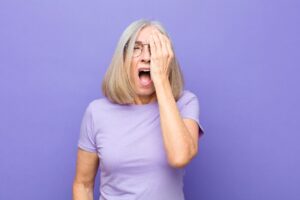 A retocele é um tipo de prolapso vaginal posterior que pode não apresentar sintomas, porém, tem alta prevalência entre as mulheres. Segundo um dado da Sociedade Americana de Cirurgia Colorretal, essa condição pode atingir até 40% do universo feminino. Neste post, entenda o que é retocele, sintomas e tratamento. Retocele: o que é? A retocele acomete a região do septo retovaginal, que fica na parede posterior da vagina. O problema surge quando essa fina parede se enfraquece, fazendo com que o reto se projete em direção à vagina, formando o prolapso. O enfraquecimento do pavimento pélvico também pode levar outros órgãos da região a um prolapso, que muitos conhecem como útero caído ou bexiga caída . Muitas pacientes podem ser acometidas por mais de um tipo de prolapso genital, por isso, não é incomum que a mulher tenha retocele e cistocele (bexiga caída). A principal causa para o surgimento da retocele no organismo feminino é uma pressão prolongada no assoalho pélvico, que pode ocorrer devido a gravidez, partos vaginais repetidos, traumas durante o parto, crianças macrossômicas, envelhecimento, obesidade, constipação crônica e esforço crônico nas evacuações. Sintomas da retocele Em muitos casos, a mulher pode não perceber nenhum sintoma direto ligado ao problema, especialmente quando o quadro é leve, mas quando o grau da retocele se agrava poderá sentir alguns efeitos na região vaginal e retal: Peso na região genital ao evacuar; Sensação de pressão retal; Sensação de não ter evacuado completamente; Necessidade de evacuar múltiplas vezes ao longo do dia; Sensação de protuberância dentro da vagina; Incontinência fecal; Dor retal; Dores durante relação sexual; Sangramento vaginal, etc. Diagnóstico para retocele Ao passar por uma consulta com um especialista em retocele, o médico irá realizar exames clínicos na região vaginal e anal. Alguns exames vão conferir a força dos músculos pélvicos, que servem, inclusive, para determinar a extensão do problema ou identificar prolapsos secundários. Para complementar o diagnóstico, o médico também poderá solicitar outros exames, como: Defecografia: é um raio-x que mostrar o reto e o canal anal vai avaliar a dinâmica da evacuação. Esse exame apresenta o grau da retocele; Manometria retal: avalia a pressão na musculatura do esfíncter anal e puborretal; Ultrassonografia ou ressonância magnética. Tratamento da retocele O tratamento da retocele será necessário quando os sintomas estiverem causando prejuízo na qualidade de vida da paciente. Uma indicação não cirúrgica é o tratamento da constipação intestinal, para facilitar a dinâmica da evacuação. Como é feita a cirurgia de retocele? Em alguns casos mais graves, a paciente vai necessitar de uma correção cirúrgica de retocele. A cirurgia de retocele consiste na reconstrução e plicatura das estruturas envolvidas na causa do prolapso, com o auxílio de fios de sutura. Para casos mais avançados, pode ser necessário o uso de material sintético (telas) para dar maior sustentação e minimizar o risco de recorrência. Os procedimentos se diferem também pelas vias de acesso, que podem ser transvaginal, transanal ou transperineal. Entre as técnicas de correção podem ser citadas a colpoperineorrafia (sutura da vagina e períneo lesados), colporrafia (reforço na sutura das paredes para promover estreitamento vaginal) ou perineorrafia (reforço da região perineal). Em geral, o pós-operatório de retocele costuma ser tranquilo, com um certo desconforto nos primeiros dias, que vão ficar mais leves ao longo das semanas. A função de micção e defecação não serão alteradas com essas cirurgias. Todas essas técnicas podem oferecer um alto índice de satisfação dos pacientes no alívio dos sintomas. Prevenção da retocele Como uma das causas da retocele é constipação intestinal, adotar uma dieta rica em fibras também vai ajudar a paciente a não se esforçar tanto para defecar. Também pode ser indicado que a paciente complete a alimentação com suplementos de fibra. Além disso, a prescrição de laxantes poderá ser outra indicação médica para evitar a constipação. A hidratação é muito importante para evitar a prisão de ventre. Por isso, o ideal é consumir cerca de 1,5 a 2 litros de líquidos por dia. Para evitar a retocele, exercícios de Kegel também são importantes para fortalecer o pavimento pélvico. Procurar ficar dentro do peso ideal também vai ajudar a paciente a não sobrecarregar o assoalho pélvico. Portanto, aquelas que estão na faixa de sobrepeso e obesidade devem procurar emagrecer. Conclusão Um dos maiores problemas da retocele é a falta de sintomas nos graus mais leves, que podem evoluir para níveis mais graves e começar a provocar sensações bastante desagradáveis. Por isso, as mulheres, especialmente as que estão acima dos 50 anos, devem buscar consultas de rotina para avaliar as suas condições urogenitais, para descartar ou tratar esses prolapsos vaginais. Consultas preventivas vão ajudar a descobrir precocemente esses problemas e manter a qualidade de vida das pacientes.