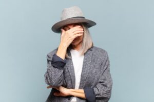 Estima-se que a bexiga caída é um problema que afeta 20% das mulheres em todo o mundo. É uma condição que prejudica muito a qualidade de vida e pode provocar também muitos problemas emocionais. Veja neste post o que é bexiga caída, sintomas, causas e tratamento. O que é bexiga caída? A bexiga caída também é conhecida como prolapso vaginal, bexiga baixa ou cistocele, é uma condição na qual os ligamentos que mantêm o órgão em seu devido lugar enfraquecem e fazem que a bexiga saia de sua posição normal e afunde em direção à cavidade vaginal. A queda da bexiga ocorre porque há uma abertura na musculatura do assoalho pélvico feminino, no local onde atravessam estruturas como uretra, reto e vagina. Essa falha é conhecida como hiato urogenital, que é o responsável por causar uma fragilidade nesta região. Assim, não é só a bexiga que pode cair, mas outros órgãos da cavidade pélvica. A paciente pode ficar com útero caído, além de uretra, intestino delgado e reto se insinuando para a vagina. Além disso, existem diversos fatores de risco que podem comprometer a sustentação dos órgãos da cavidade pélvica feminina. Essa condição vai afetar mulheres de diferentes perfis, mas costuma ter uma incidência maior a partir dos 40 anos. Classificação da bexiga caída Estágio 1: a maior parte do prolapso está mais de 1 cm acima do hímen; Estágio 2: a maior parte do prolapso está entre 1 cm acima e 1 cm abaixo do hímen; Estágio 3: a maior parte do prolapso está mais de 1 cm abaixo do hímen, mas ainda 2 cm mais curto que o comprimento vaginal total; Estágio 4: eversão completa. Esse problema pode gerar consequências físicas e emocionais, como perda de autoestima, depressão e até quedas nas frequência sexual e das atividades sociais. Quando a bexiga caída chega no estágio grave, a mulher pode apresentar dificuldade para urinar e esvaziar totalmente a bexiga, aumentando o risco de infecções urinárias e em alguns casos danos à função renal. Bexiga caída: sintomas Os sintomas desta condição são bastante típicos: Dificuldade em esvaziar a bexiga completamente; Frequência aumentada entre os intervalos de micção; Urgência urinária, mesmo quando há pouco líquido; Incontinência urinária provocada por esforço ou urgência miccional; Sensação de ter bola na vagina; Visualização de algo saindo da vagina; Infecções urinárias constantes; Sensação de plenitude ou peso na região pélvica; Dor na bexiga ou região lombar; Dor durante o sexo; Dificuldade em colocar absorventes internos. Causas da bexiga caída Várias condições estão relacionadas ao aumento do risco de queda do órgão da cavidade pélvica: Envelhecimento; Hereditariedade; Gravidez e maior número de partos vaginais e instrumentais; Queda do hormônio estrogênio, devido à menopausa; Cirurgias prévias, como histerectomia; Constipação intestinal; Obesidade; Tosses crônicas; Atividades físicas extremas. Diagnóstico envolve exames clínicos e testes Ao contrário do que prega as crendices populares, não há chá para bexiga caída. Quando a paciente observa aqueles sintomas e desconfortos citados acima, ela deve procurar um especialista para esse tratamento. Em muitas vezes, as pacientes não sabem que têm essa condição ou sequer conhecem qual médico cuida da bexiga caída, mas o especialista que deve ser buscado para tratar esse problema é o uroginecologista. Quando a bexiga caída está nos estágios mais avançados, o médico poderá diagnosticar o problema a partir da anamnese e do exame clínico, que consiste no exame especular da vagina. Além disso, o médico também pode solicitar exames como: Teste urodinâmico: avalia a função do trato urinário (capacidade da bexiga de reter e liberar a urina). Esse exame vai avaliar as pressões na bexiga durante enchimento vesical, a resistência uretral por meio de manobras de esforço e também avalia o esvaziamento da bexiga, através do estudo fluxo x pressão; Ressonância magnética: exame tem capacidade de avaliar o estágio do prolapso e também o possível envolvimento de outros órgãos; Tratamento é de acordo com o estágio do problema O tratamento de bexiga caída será de acordo com a avaliação que o urologista fez da gravidade da condição da paciente. Quando os sintomas são leves, o médico pode indicar apenas a observação e acompanhamento, sem nenhuma abordagem terapêutica. Já para graus mais avançados, é possível indicar o tratamento conservador, que consiste no uso de pessários, que são anéis para apoiar a bexiga. Como são removíveis, é indicado que sejam retirados para a relação sexual e para higienização. Essa solução não vai corrigir ou curar a bexiga caída, mas poderá aliviar os sintomas. Cirurgia de bexiga caída A cirurgia é a única abordagem que realmente vai resolver o problema. Uma intervenção cirúrgica poderá fazer a correção da falha do assoalho pélvico, reconstruindo as estruturas envolvidas, como fáscias, ligamentos e músculos. Além disso, uma cirurgia de bexiga caída pode ser realizada com telas, especialmente quando o paciente apresenta-se com prolapso vaginal em estágio III ou IV. A tela vai garantir mais sustentação e reduzir o risco de recorrência dessa condição. Quando a paciente passa por esse tipo de cirurgia, a recuperação pode ser mais rápida se seguir todas as orientações médicas. É preciso repouso, sem levantar pesos acima de 5 quilos (por exemplo, pegar crianças no colo) ou fazer exercícios intensos, porque os tecidos precisam de tempo para cicatrizar. No entanto, não é indicado ficar o tempo todo deitada, uma caminhada leve pela casa evita acúmulos de líquidos e problemas de circulação. No pós-operatório, a paciente poderá sentir dor pélvica ou dor ao urinar, mas serão prescritos medicamentos para aliviar esses desconfortos. Outra dica importante é que a paciente tenha uma alimentação rica em fibras e muito afinco na hidratação, para evitar a constipação intestinal. Prevenção do problema Para pacientes que estão com grau leve de bexiga caída ou mesmo quem ainda não manifestou esse problema, os urologistas também indicam uma mudança de estilo de vida: Fazer o devido controle do peso corporal, tanto na obesidade como no sobrepeso; Realização de exercícios físicos; Alimentação balanceada com ingestão de fibras para evitar a constipação intestinal; Hidratação (aumentar ingestão de água); Fisioterapia para fortalecimento do assoalho pélvico, conhecidos como exercícios de Kegel; Tratar tosses crônicas; Parar de fumar. Conclusão A bexiga caída não é uma doença fatal, porém, traz impactos muito negativos para o emocional da paciente. Além disso, quando não tratada pode evoluir de uma condição discreta para a bexiga para fora da vagina, o que impede totalmente a mulher de ter uma vida normal. Por isso, buscar essa ajuda médica é imprescindível para que ela tenha qualidade de vida e volte aos seus afazeres normais do dia a dia. Muitas pacientes tratadas relatam uma verdadeira sensação de liberdade.