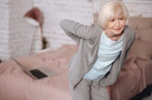 Existe uma crença que enquanto os ginecologistas são médicos apenas de mulheres, os urologistas são responsáveis apenas pelo cuidado com os homens. Isso não é verdade, dentro dessa especialidade há a urologia feminina, porque o urologista é quem cuida do trato urinário das pessoas em geral. Veja nesse texto quando as mulheres devem procurar esse especialista em urologia feminina. O que é urologia feminina? Em qualquer fase da vida, as mulheres podem sofrer com problemas urinários, especialmente em etapas como a da gravidez e do parto, mas a partir de uma certa idade essas doenças podem se intensificar, exigindo tratamento especializado. Apesar de terem o hábito de ir com muita mais frequência ao médico do que os homens, nem sempre as mulheres sabem qual é a especialidade que vai cuidar dessas doenças do trato urinário. É a partir de uma consulta com um urologista que esses problemas começam a ser tratados. Como dito acima, a urologia feminina é uma subespecialidade da urologia, que trata das doenças urológicas femininas, como prolapso vaginal ou útero caído. Além disso, muitas doenças do trato urinário (rins, bexiga, ureteres e uretra) que acometem homens também vão ocorrer com mulheres, como cálculo renal, incontinência urinária, bexiga hiperativa ou câncer do sistema urinário. Também existe uma doença muito comum do trato urinário que atinge ambos os sexos, mas é muito mais recorrente na mulher, que é a infecção urinária (cistite). Nestas doenças urológicas, alguns sintomas podem ser dor na bexiga ou lombar, dor ou ardência ao urinar, escapes urinários, idas frequentes ao banheiro para urinar de dia ou de noite, sangue na urina, sensação de plenitude na vagina e até sentir algo saindo do seu órgão genital. Algumas doenças urinárias não tratadas adequadamente podem evoluir para quadros mais graves, por exemplo, como a cistite, que poderá se transformar em uma pielonefrite, que coloca o funcionamento dos rins em risco e até pode se tornar fatal. Conheça mais sobre algumas doenças que levam à necessidade de buscar a urologia feminina: Cistite (infecção urinária) A cistite é uma doença do trato urinário que é mais conhecida como infecção urinária, provocada por micro-organismos como bactérias e até fungos. Nas mulheres é mais comum que nos homens, principalmente devido às questões anatômicas femininas em função da formação do órgão genital e urinário. Os sintomas são dor e ardência ao urinar, vontade frequente de urinar, diminuição do fluxo urinário, sangue na urina, urina turva, odor forte na urina e febre. Cistite Intersticial Conhecida como síndrome da bexiga dolorosa, a cistite intersticial é uma doença crônica provocada pela inflamação não infecciosa da bexiga. Provoca dor na região pélvica, dor durante as relações sexuais e aumento na frequência urinária. Em alguns casos, pode ser necessária uma intervenção cirúrgica. Incontinência urinária Esse problema urológico é caracterizado por qualquer perda involuntária de urina, independentemente da quantidade. O distúrbio costuma afetar de três a quatro vezes mais as mulheres do que os homens e piora com o envelhecimento. Pode ocorrer incontinência urinária por esforço, que ocorre devido a uma incompetência do esfíncter (músculo responsável pela continência) de resistir ao aumento da pressão abdominal / vesical. Pode ocorrer também a perda de urina por urgência devido à bexiga hiperativa. Muitas mulheres podem manifestar os dois problemas urológicos ao mesmo tempo, que é denominada incontinência urinária mista. Bexiga hiperativa Essa doença é causada por uma ineficiência no funcionamento da bexiga ou por comprometimento da comunicação entre o trato urinário inferior e o sistema nervoso central, ou seja, por uma disfunção no trato urinário, que promove uma redução da capacidade de armazenamento da urina. Essa doença pode estar associada à incontinência urinária também. Entre os sintomas estão uma necessidade urgente e incontrolável de urinar, aumento muito grande da frequência miccional e escapes urinários. Prolapsos genitais Segundo estudos médicos, os prolapsos genitais podem atingir até 30% das mulheres entre acima de 50 anos. Entre os problemas urológicos femininos, esses prolapsos vão ocorrer quando, por diversos motivos, as estruturas do assoalho pélvico perdem a capacidade de sustentar os órgãos que ficam na região, podendo acometer útero, uretra, bexiga, intestino delgado e reto. Os sintomas serão sensação de pressão pélvica, dificuldade de esvaziar a bexiga completamente, incontinência urinária, dores em relações sexuais, dificuldades para evacuar ou sensação de algo saindo do órgão genital, como uma bola na vagina. Cálculo renal (pedra nos rins) É um distúrbio muito frequente provocado pela formação de substâncias minerais dentro dos rins, que se juntam e formam uma pedra, que vai provocar uma dor intensa quando se desloca, além de poder se desdobrar em problemas mais graves, como obstrução do trato urinário, como a hidronefrose, que se não tratada (muitas vezes por via cirúrgica) pode levar à insuficiência renal. Os sintomas são uma dor extremamente forte, náuseas, vômitos, dificuldade de urinar, sangue na urina e, às vezes, febre. Câncer do sistema urinário Tumores podem acometer a bexiga e rins das mulheres. Alguns sintomas também vão se assemelhar a outros problemas urinários como incontinência urinária, sangue na urina, ardência e dor ao urinar, dor nas costas e até aumento do abdômen. O que o urologista faz na primeira consulta feminina? A primeira medida que o médico urologista vai tomar é ouvir o relato dos sintomas da paciente para começar a formar um diagnóstico, tendo ideia de quais problemas urológicos femininos podem estar se apresentando. Em alguns casos, os urologistas também podem realizar um exame genital, com uso de espéculo, para verificar a possibilidade dos prolapsos, além de solicitar testes de esforço para avaliar a força da musculatura da vagina e outros órgãos pélvicos. Para afinar o diagnóstico, o médico também irá pedir exames de urologia feminina, que podem ser ultrassom, cistoscopia, exame urodinâmico e de medida do resíduo miccional, ou até mesmo o mais simples, que é o exame de urina. Tratamento dos problemas de urologia feminina Após realizados todos os exames urológicos femininos, o tratamento dessas doenças pode ser medicamentoso, com indicação de fisioterapia urológica feminina ou até intervenções cirúrgicas. Ainda que não seja necessário uma cirurgia urológica feminina, importante é que as mulheres não deixem de frequentar o urologista, especialmente aquelas que têm problemas recorrentes de infecção urinária ou cálculos renais. Casos assim exigem uma necessidade muito maior da realização de um constante acompanhamento com associação de exame urológico feminino. Por isso, assim como existe uma consciência já sedimentada da busca de um ginecologista pelas mulheres desde a puberdade, também é necessário que elas percebam a importância da urologia feminina. Conclusão Agora que sabe que existe urologia feminina, não deixe de buscar o especialista se perceber que está apresentando problemas no trato urinário. Manter o hábito de frequentar o urologista com regularidade vai evitar alguns problemas e permitir o tratamento dos desconfortos que prejudicam a sua qualidade de vida e colocam a sua saúde em grave risco. Vale dizer também que as mulheres precisam adotar hábitos saudáveis de vida, como a ingestão de uma quantidade diária adequada de líquidos (1,5 a 2 litros), alimentação balanceada e prática de exercícios físicos.