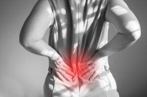 Segundo dados da Sociedade Brasileira de Urologia, 1 em cada 10 pessoas sofrem com pedra no rim no Brasil. Essa formação é resultado da cristalização de elementos da urina e pode provocar crises incrivelmente dolorosas. Neste texto, você vai saber o que é pedra no rim, causas e tratamento para esse problema tão incômodo. O que é e o que causa pedra nos rins? A pedra no rim é uma formação sólida criada a partir de sais minerais e outras substâncias que ficam acumulados no interior do órgão. Em geral, quando existe líquido em abundância, esses resíduos podem ser eliminados pela própria urina, mas quando isso não acontece, vão se acumular e formar os cálculos. A pedra pode afetar qualquer parte do trato urinário, dos rins à bexiga. Essa é uma condição bastante comum em adultos jovens, que têm entre 20 e 35 anos, com uma prevalência nos homens. Porém, as mulheres não estão livres desse problema. A causa mais apontada para a ocorrência da pedra no rim é a baixa ingestão de líquidos, mas outras condições também podem levar ao problema: Genética; Dieta rica em sal, ou proteínas; Obesidade; Uso de medicamentos ou suplementos; Doenças digestivas; Alterações anatômicas; Distúrbios metabólicos. Um alerta da Sociedade Brasileira de Urologia é que as crises de pedra no rim podem aumentar em até 30% no verão. Esse aumento ocorre porque nesta época mais quente do ano as pessoas transpiram mais, ficam desidratadas e não ingerem a quantidade suficiente de líquido para eliminar os resíduos acumulados na urina. Quando está formada, a pedra no rim pode permanecer no órgão ou descer para o trato urinário. Os sintomas ocorrem predominantemente, quando os cálculos provocam obstrução das vias urinárias. Em geral, os sintomas relacionados aos cálculos, independem do tamanho da pedra. Entretanto, cálculos menores que 5 mm apresentam uma chance considerável de eliminação espontânea. Esse problema precisa ser identificado e tratado precocemente, para evitar os sintomas e complicações relacionadas à obstrução das vias urinárias. Tais complicações variam desde cólica e hematúria, até infecção e, em casos extremos, insuficiência renal. Pedra no rim: sintomas As crises de pedra no rim são consideradas os episódios mais dolorosos que alguém pode enfrentar na vida. Se a pessoa tem pedra no rim, a localização da dor pode ajudar a determinar em que parte do trato urinário está o cálculo. Quando está no próprio órgão, a dor pode ser localizada na região lombar, irradiando para o ventre, mas se já está nos ureteres, o paciente pode sentir dor também no baixo ventre e no genital. Mas, como saber se a pedra no rim está saindo? Quando o cálculo se move, os sintomas de pedra no rim são diversos, o mais evidente é a dor forte e intensa o suficiente para necessitar de um atendimento de urgência. Aliás, quanto maior for o cálculo, menor a chance de passagem pelo ureter e maior a probabilidade de obstrução das vias urinárias e hidronefrose. Quando isso ocorre, a dor se intensifica fortemente. Durante uma crise, o paciente poderá perceber: Dor de pedra no rim é forte e repentina em um dos lados das costas; Dor que irradia para a virilha e abdômen; Dor abdominal vaga, mas que não passa; Dor em espasmos com flutuação de intensidade, que atinge um pico em cerca de 2 horas; Necessidade persistente de urinar; Dificuldade de urinar; Pedra no rim saindo pela urina pode provocar dor e queimação ao urinar; Náusea ou vômito; Sangue na urina; Urina turva e com cheiro forte. Tipos de pedra no rim No geral, são 4 os tipos de pedra no rim: oxalato de cálcio, ácido úrico, estruvita e cistina. A formação mais comum é a partir do oxalato de cálcio, representando mais de 70% dos casos. Oxalato de cálcio: ocorre quando o cálcio se combina na urina com o oxalato, que são sais ou ésteres do ácido; Ácido úrico: são formados quando a pessoa faz uma alta ingestão de purina, presente em carnes vermelhas, frutos do mar e outros tipos de peixes, além de certos grãos, como lentilha e ervilha. Formados em urina com pH baixo (ácido) e em condições que levem a hiperuricosúria, que seria o aumento do ácido úrico na urina; Estruvita ou fostato de amonio magnesiano: desenvolvem-se em urina alcalina (pH alto), mais comuns no sexo feminino e estão associados à infecção urinária por bactérias produtoras de urease (Proteus e Klebsiella); Cistina: esses cálculos são provocados por uma condição genética conhecida como cistinúria, que provoca a excreção pelo rim de uma quantidade excessiva deste aminoácido. São casos mais raros. Leia mais: ⇒ Bexiga hiperativa ⇒ Dor na bexiga Tratamentos para pedra no rim Quando uma pessoa está com uma crise forte de pedra no rim, a primeira medida é buscar um atendimento de urgência. Ao ser atendido, o paciente vai receber remédio para pedra no rim para alívio da dor intensa. Quando houver alguma infecção adjacente, também haverá prescrição de antibióticos. Em alguns casos, a ingestão dos analgésicos é a única medida a ser tomada até a crise passar, e a pedra poderá ser eliminada naturalmente pela urina. Já em situações mais graves, como uma obstrução urinária devido a um cálculo maior, o paciente poderá ser encaminhado para uma cirurgia, que pode ser realizada com métodos minimamente invasivos como a ureterorrenolitotripsia, que vai pulverizar a pedra e proporcionar a desobstrução urinária. O diagnóstico do tamanho das pedras nos rins pode ser efetuado com exames de imagem, como a tomografia computadorizada. Quando o paciente já sabe da presença dos cálculos renais em seu organismo, e não está em uma condição de urgência, outra forma de eliminação da pedra é a litotripsia por ondas de choque. Saiba mais sobre: ⇒ Incontinência urinária Pedra no rim: como eliminar sem cirurgia? Pedras menores de 0,5 cm, em geral, apresentam uma alta taxa de eliminação espontânea e não necessitam de intervenção cirúrgica. Em alguns casos, o médico poderá prescrever medicações que vão ajudar a dissolução do cálculo, em caso de pedras de ácido úrico; mas as de oxalato de cálcio não respondem a nenhum tipo de medicação neste sentido. Além disso, uma das recomendações constantes dos médicos para evitar e até eliminar as pedras é a ingestão abundante de líquidos, por volta de 2 litros, diariamente. O que não pode comer quando tem pedra no rim? Como já dito acima, certas dietas podem aumentar o risco de desenvolver cálculos urinários. Então, tente evitar o exagero no consumo de certos alimentos, como: Proteínas; Carne vermelha; Embutidos (que têm excesso de sal); Alimentos ricos em oxalato: chá preto, chá mate, espinafre, amendoim, beterraba e batata doce, etc. Por outro lado, ingerir sucos cítricos pode ajudar a impedir a formação dos cristais e pedras no rins. Busque sempre o especialista Para quem tem pedra no rim, o aumento da ingestão de líquidos pode ajudar a evitar o problema, mas quando uma pessoa sofre com uma crise dessas, pode tentar recursos controversos. Por isso, muito cuidado com a crendice popular que orienta beber chá para pedra no rim. Muitas dessas receitas não apresentam resultados científicos efetivos para o problema, e o paciente ainda pode correr o risco de se intoxicar com certas substâncias. A melhor medida para quem está com uma crise ou já teve a crise e quer tratar o problema é buscar um especialista que vai indicar as melhores abordagens terapêuticas.