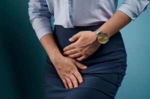 Embora seja uma patologia pouco frequente, o divertículo de uretra feminina pode ser o fator que detona infecções urinária, dificuldade de urinar (disúria) e dores em relações sexuais nas mulheres adultas. Quer saber mais sobre esse problema urológico? Veja esse post até o final. Divertículo de uretra feminina? A uretra é o tubo por onde a urina passa para ser eliminada do corpo. Em uma condição bastante incomum, pode ser formado uma espécie de bolsa na parte externa estrutura em direção à parede vaginal anterior, que é denominado divertículo de uretra. Os divertículos podem ter formatos saculares, em circunferência ou em U (ferradura). Em geral, esse é um problema urológico que atinge mais as mulheres. Segundo sociedades médicas, essa situação pode acometer em torno de 5% das mulheres entre os 40 e 70 anos. A causa exata do surgimento dessa condição ainda não foi totalmente esclarecida, mas possíveis causas subjacentes podem ser obstrução das glândulas periuretrais e infecções que podem enfraquecer a parede da uretra. Quando essas glândulas ficam obstruídas podem ser formados abcessos que, posteriormente, vão se romper, e no processo de cicatrização estimular o surgimento do divertículo. Outras etiologias prováveis para a patologia são a iatrogênica, congênita ou traumática, provocada por uso prolongado de sondas uretrais, parto vaginal ou cirurgias prévias na uretra ou próximas a esse canal. O divertículo de uretra feminina pode ser pequeno e assintomático, mas, de acordo com sua dimensão, pode trazer diversos desconfortos, como: Disúria (dor ao urinar); Bexiga hiperativa; Dor pélvica contínua; Corrimentos vaginais; Dor na relação sexual; Sangue na urina; Gotejamento (contínua perda de gotas de urina depois que acaba de urinar); Noctúria; Incontinência urinária. Devido à localização, o divertículo uretral também pode favorecer as infecções urinárias constantes, e, ocasionalmente, provocar sintomas obstrutivos do trato urinário superior e até incapacidade de urinar. Além disso, em alguns casos, algumas mulheres também podem relatar uma sensibilidade ou uma massa na parte frontal da vagina. Nestes casos, se o local sofrer uma leve pressão pode surgir pus e urina da abertura da uretra. Todos os sintomas do divertículo de uretra feminina podem ir e vir repentinamente. Além disso, 20% das pacientes não manifestam sintomas. Leia mais sobre: Dor na bexiga Como diagnosticar um divertículo de uretra feminina? O diagnóstico precoce deste problema urológico é muito importante porque pode levar à formação de cálculos uretrais e infecções crônicas, impactando a qualidade de vida da paciente. Além disso, de forma bastante rara, sabe-se que o divertículo pode ter malignidade em seu interior. Quando a paciente chega ao consultório com as queixas que fazem parte da sintomática desse problema urológico, o especialista vai realizar: Exame físico (que envolve a palpação do divertículo uretral e apertar levemente para extrair o pus ou urina); Investigação do histórico médico da paciente; Estudos urodinâmicos que vão medir a função do trato urinário inferior; Exames diretamente da bexiga e da urina (com técnicas endoscópicas). No entanto, o divertículo uretral feminino nem sempre foi corretamente diagnosticado, portanto, a detecção podia acontecer tardiamente. Já em outros casos, as pacientes tiveram o divertículo uretral feminino descoberto durante um exame de imagem de rotina, como uma ultrassonografia. Para um diagnóstico preciso, a ressonância magnética também é um recurso importante na investigação do quadro. Como tratar o divertículo uretral? Em geral, a cirurgia é a melhor forma de tratamento para o divertículo de uretra feminina, mas alguns casos, que não são caracterizados por uma sintomática incômoda ou provocam impactos na atividade laboral ou social da paciente, podem demandar apenas um acompanhamento médico para monitorar se houve evolução do quadro. Essa cirurgia costuma ser por via vaginal e exige a atuação de um especialista, que tenha profundo conhecimento da anatomia local e expertise para não danificar a uretra durante o procedimento, causando problemas para a continência urinária. Em geral, o cirurgião irá remover o divertículo, no entanto, a depender do tamanho e da localização da bolsa, ele poderá optar por cortar uma parte da estrutura ou criar uma abertura para a vagina para drenar o conteúdo. Mas, em algumas situações, ainda que raras, a paciente poderá continuar com os problemas, caso a estrutura não seja completamente removida ou bem selada. Quando a paciente realiza essa cirurgia, podem ser corrigidos também problemas anatômicos que provocam a incontinência urinária. Após a cirurgia, a paciente poderá sair do centro cirúrgico com um cateter que vai ajudá-la a esvaziar a bexiga por duas ou três semanas. Conclusão O divertículo de uretra feminina pode ser confundido com outras causas que vão provocar distúrbios na uretra. Em diversos casos nos quais as pacientes não tiveram o diagnóstico correto, ficaram sendo tratadas durante anos como se portassem patologias que apresentam sintomas semelhantes, como endometriose, cistite intersticial, síndrome pélvica, entre outros problemas, sem, no entanto, perceber qualquer resultado eficaz. Por isso, é mais do que necessário a paciente procurar um especialista em urologia feminina.