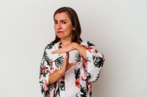 Dores, escapes urinários e prolapsos são alguns problemas que a bexiga feminina pode enfrentar. Veja nesse texto quais são as patologias mais comuns no aparelho urinário feminino. Bexiga feminina: mulheres são mais afetadas por problemas urológicos? A bexiga é um órgão muscular, elástico e oco, que fica na parte inferior do abdômen. Mas será que fica na mesma localização no organismo de homens e mulheres? Onde fica a bexiga feminina exatamente? A localização da bexiga feminina é na frente da vagina e abaixo do útero, enquanto nos homens fica logo à frente do reto. Alguns problemas urológicos afetam a bexiga masculina e feminina, no entanto, as mulheres sofrem mais quando o assunto é infecção urinária, incontinência e prolapsos pélvicos. Segundo dados da Sociedade Brasileira de Urologia, a incontinência urinária, por exemplo, atinge 45% das mulheres com mais de 40 anos, após a menopausa, e 40% das gestantes. Enquanto 10 a 15% dos homens sofrem de incontinência. Já a cistite é um problema urológico muito incidente no público feminino, devido a uma questão anatômica da mulher. Cerca de 60% das mulheres terão infecção urinária em algum momento da vida. Além desses problemas urológicos citados, as mulheres também podem sofrer com os prolapsos pélvicos, como a bexiga caída ou cistocele, que trata-se de uma condição muito incômoda que pode começar a se manifestar no público feminino após os 40 anos. Saiba mais aqui sobre as principais patologias do sistema urinário feminino: Infecção urinária (cistite) Entre as doenças na bexiga feminina, a infecção urinária tem uma grande incidência nas mulheres em diversas fases da vida. A cistite é uma doença do trato urinário inferior provocada por microorganismos que provocam um processo infeccioso no órgão. Além da questão anatômica, que deixa a região perineal da mulher e a uretra bem próximas; alguns dos principais fatores de risco para o desenvolvimento da doença são: menopausa (que causa atrofia na região vaginal), gestação, corrimentos vaginais, baixa ingestão de líquidos e segurar a micção por muito tempo. Quem está com cistite pode sentir dor na bexiga, dores no baixo ventre e lombar, canal urinário feminino ardendo, diminuição na quantidade de urina, vontade frequente de urinar, urina turva e com cheiro forte, além de febre baixa. Incontinência urinária A incontinência urinária é caracterizada pela perda involuntária de qualquer quantidade de urina, ou seja, a pessoa não tem o controle da bexiga. É uma doença muito comum nas mulheres, especialmente a partir do envelhecimento. No público feminino acima dos 70 anos, o problema afeta de 4 a 5 vezes mais as mulheres do que na faixa entre 20 e 40 anos. A questão anatômica também será o principal motivo que torna as mulheres mais vulneráveis a esse problema, já que a uretra feminina mede cerca de 4 cm e o músculo responsável pela continência (esfíncter) mede aproximadamente de 2,5 cm, enquanto nos homens essas medidas são bem maiores. Além disso, também são fatores de risco para esse problema a genética, número de gestações, menopausa, fraqueza da musculatura pélvica, cirurgias ginecológicas, problemas neurológicos, tumores, tabagismo, obesidade, doença pulmonar obstrutiva, constipação intestinal , bexiga hiperativa e atuação como halterofilista ou ginasta. São 2 tipos principais de incontinência urinária: por esforço, que ocorre devido à incompetência do esfíncter; ou urgência (bexiga hiperativa), perda da capacidade de armazenamento da bexiga. Bexiga hiperativa A bexiga hiperativa é causada por um comprometimento da comunicação entre o trato urinário inferior e o sistema nervoso central, que vai resultar em uma diminuição da capacidade de armazenamento da bexiga feminina. A bexiga hiperativa acomete igualmente ambos os sexos, entretanto, as mulheres apresentam mais a bexiga hiperativa úmida (incontinência de urgência). Os sintomas da bexiga hiperativa são: vontade incontrolável e urgente de urinar, aumento significativo da frequência urinária ao dia e à noite, descontroles e escapes urinários, o que prejudica muito a qualidade do sono e da vida da paciente. Bexiga caída A bexiga caída é um problema que pode afetar cerca de 20% das mulheres em todo o mundo. Pode ser conhecido também como prolapso vaginal ou cistocele e afeta as mulheres acima dos 40 anos. A queda da bexiga ocorre devido a uma condição anatômica feminina conhecida como hiato urogenital, onde há uma abertura na musculatura do assoalho pélvico, local de estruturas como uretra, vagina e reto. As causas para a ocorrência do problema passam pelo envelhecimento, número de gestações e partos vaginais, hereditariedade, cirurgias prévias (histerectomias), tosse crônica, constipação intestinal, obesidade, etc. Quando a mulher está com a bexiga caída pode sentir dificuldades para esvaziar a bexiga, urgência urinária, aumento do quadro de cistites, dor na bexiga, sensação de bola na vagina, dor durante a relação sexual, etc. Quando esse problema urológico está no estágio mais avançado, a paciente pode perceber o órgão se projetando para fora da vagina. Câncer na bexiga Ao contrário das demais patologias que afetam a bexiga feminina, o câncer no órgão atinge mais os homens, mas ainda assim, as mulheres também podem manifestar essa doença. O tabagismo é o principal fator de risco desse tipo de câncer, mas a hereditariedade e estar constantemente exposto a substâncias químicas, como tintas, também estão entre as causas. Os sintomas de câncer na bexiga feminina, como sangue na urina, ardência na bexiga feminina ao urinar, aumento da frequência urinária e urgência, podem ser confundidos com outras patologias do trato urinário inferior. Mas, quando a doença está em estágio mais avançado também apresenta impossibilidade de urinar, fraqueza, perda de peso e dor óssea Por esses motivos, ao perceber qualquer desses sintomas, é preciso buscar um diagnóstico o quanto antes, para descartar a malignidade, ou começar o tratamento rapidamente. Conclusão Para o tratamento de todos esses problemas urinários, o médico que cuida da bexiga feminina é o urologista. A urologia feminina é uma subespecialidade da urologia, que trata das doenças urológicas da mulher, como prolapso vaginal ou bexiga caída. Ao perceber que tem manifestado os sintomas de alguns desses problemas urológicos mencionados acima, é preciso buscar um especialista, porque todas essas patologias têm tratamento. As abordagens terapêuticas podem incluir fisioterapia, medicamentos, cirurgias e até mudanças no estilo de vida. Tratar de forma precoce pode ajudar muito a melhorar a qualidade de vida de uma mulher.