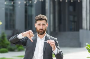 O câncer de bexiga é uma doença que afeta mais homens e está muito associado ao hábito de fumar. Leia mais neste texto sobre câncer de bexiga, sintomas, causas e tratamentos. O que é câncer de bexiga? O câncer de bexiga ocorre quando as células que recobrem esse órgão sofrem mutações, começam a se reproduzir descontroladamente e resultam em um tumor maligno, que pode se espalhar para outros órgãos do corpo. Segundo dados do Inca (Instituto Nacional do Câncer), essa doença costuma afetar mais os homens. Só em 2020, foram mais de 10,6 mil casos registrados no sexo masculino, enquanto nas mulheres ocorreram 3.050 casos. São três os principais tipos de câncer de bexigas: Carcinoma urotelial ou de células de transição: é o tipo que ocorre na maioria dos casos de câncer de bexiga; Carcinoma de células escamosas: afeta as células delgadas e pode surgir depois de infecções e inflamações prolongadas; Adenocarcinoma: afeta células glandulares e também têm relação com inflamações e infecções prolongadas. Além disso, há cânceres não invasivos, que ficam nas camadas superficiais das células (epiteliais), e outros invasivos, que se infiltram nas camadas mais profundas da parede vesical. Ao ser diagnosticado na fase inicial o câncer de bexiga é tratável. Câncer de bexiga: causas É muito comum a questão: “O fumo pode causar câncer de bexiga?”. A resposta é sim, o tabagismo pode aumentar em 50% a 70% as chances de uma pessoa desenvolver o câncer de bexiga, mas, existem outros fatores de risco, como: Raça e idade: o câncer de bexiga em idosos e homens brancos estão entre os que têm mais propensão a desenvolver a doença; Exposição prolongada a certos compostos químicos: corantes, agrotóxicos, petróleo, tintas, benzeno, fumo, poeira de metal, etc. Inflamação crônica da bexiga: inflamações e infecções constantes geram risco de desenvolver a doença. Pacientes que necessitam usar cateteres urinários com frequência correm mais riscos; Histórico familiar de câncer na bexiga. Leia mais sobre: Incontinência urinária Dor na bexiga Quais os sintomas de câncer na bexiga? Há diversos sintomas que têm a ver com o estágio da doença. Em princípio, são: Hematúria: presença de sangue na urina, que pode ser macroscópico, ou seja, visto a olho nu; ou microscópico, detectado apenas em exames laboratoriais; Mudança nos padrões de micção: passar a urinar mais do que o costume, sensação de urgência ao sentir vontade de urinar e jato enfraquecido. Dor ou ardência ao urinar. Já os sintomas de câncer de bexiga avançado são: Dor lombar; Perda de apetite; Impossibilidade de urinar; Inchaço nos pés; Dor óssea; Fraqueza. Leia também: Bexiga hiperativa Câncer de bexiga: diagnóstico Quando a pessoa tem os sintomas do câncer de bexiga, para detectar a doença, o especialista vai necessitar realizar exames clínicos e solicitar exames laboratoriais e de imagem. Outra possibilidade para pacientes que costumam fazer consultas regulares ao urologista é realizar exames periódicos de rastreamento como uma forma de detectar a doença precocemente. Inicialmente serão solicitados exames laboratoriais. Mas, o exame de urina detecta câncer de bexiga? Esse é um exame inicial no rastreamento do câncer de bexiga. Caso tenha alteração, exames específicos serão necessários para prosseguir a investigação. Outro teste que pode ser solicitado é a cistoscopia, no qual o interior da uretra e da bexiga podem ser visualizados através de um pequeno tubo para detectar se há sinais da doença. Em alguns casos, durante esse exame, pode ser coletada uma amostra do tecido bexiga. Quando o câncer é diagnosticado, os exames de imagem vão ajudar a dimensionar a extensão da doença e verificar se a doença se espalhou por outros órgãos. Para refinar o diagnóstico, podem ser solicitadas tomografia computadorizada, ressonância magnética. Câncer de bexiga: tratamento O tratamento desse tipo de câncer depende da extensão da doença. Em alguns casos, a cirurgia de remoção é mais adequada. São três tipos de procedimentos cirúrgicos: Cistotectomia radical: quando a bexiga é retirada totalmente, com reconstrução de um novo órgão; Cistotectomia parcial: quando só é retirada uma parte da bexiga; Ressecção transuretral: quando o tumor é removido via uretra. Após essa retirada do tumor, a aplicação de vacina BCG na bexiga é indicada para casos selecionados e visa minimizar a recorrência da doença. Para casos de tumores mais agressivos, a radioterapia é uma opção de tratamento para tentar preservar o órgão. Outras alternativas são: a quimioterapia intravesical, com medicações aplicadas diretamente na bexiga; ou sistêmica, por ingestão de medicamentos via oral ou por injeção nas veias. Porém, em alguns casos, após o tratamento, a doença pode ter uma recidiva, o que coloca todos os pacientes da doença em alerta para fazer um acompanhamento constante por anos, mesmo quando têm bons resultados durante os tratamentos. Conclusão Hábitos de vida saudáveis podem ajudar a evitar o câncer de bexiga. Por exemplo, não fumar ou parar de fumar é uma ótima decisão. Além disso, um acompanhamento médico constante também ajuda a detectar essa doença em graus menos avançados e possibilitar tratamentos com chances de sucesso.
