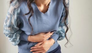 O texto relata sobre o que é e a importância da cirurgia de períneo. Ao longo dos parágrafos, é possível observar para quais mulheres esse tipo de procedimento é indicado e quais são os seus possíveis riscos.