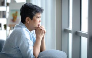 A cistocele é um problema urológico que afeta uma boa parcela da população feminina adulta, levando a muitos desconfortos emocionais ou físicos, como a incontinência urinária. Veja nesse post, o que é cistocele, quais os graus da doença e como tratar esse problema da bexiga feminina. Cistocele: o que é? A cistocele também é uma condição conhecida popularmente como bexiga caída, que é caracterizada por uma queda do órgão de sua posição normal dentro da pelve. Esse problema urológico pode atingir 20% das mulheres no mundo. Os órgãos da pelve, que incluem a bexiga, são mantidos em seus devidos lugares por músculos e tecido conjuntivo do assoalho pélvico. Porém, devido a inúmeros fatores, esse tecido de suporte ao redor da bexiga pode ficar enfraquecido ou ter sofrido uma pressão muito grande, fazendo com que o órgão desça em direção à vagina. As mulheres são acometidas por esse problema urológico porque existe uma abertura no assoalho pélvico, conhecida como hiato urogenital, que provoca uma fragilidade na região. Diante disso, não apenas a bexiga pode cair, mas também outros órgãos como o útero, uretra, intestino delgado e reto. Em estágios mais avançados, esse afundamento da bexiga também leva o órgão a se projetar para fora da vagina. A mulher que sofre com esse prolapso tem uma grande perda na qualidade de vida, pode se sentir constrangida no trabalho, deixar de frequentar eventos sociais e até diminuir (ou parar totalmente) com a frequência sexual. Com isso, podem ser deflagrados problemas emocionais, como a queda de autoestima e depressão. É importante não ignorar os sintomas do prolapso genital (cistocele) que podem ocorrer com o avanço da idade, porque do contrário, a falta de tratamento pode contribuir com a progressão da doença. E sim, existe um tratamento que vai ajudar as mulheres com esse problema e, assim, a resgatar a autoestima, basta procurar um médico especialista, ou seja, um uroginecologista. Leia mais: Prolapso vaginal Retocele Sintomas da cistocele Entre os sintomas do prolapso genital, um dos mais frequentes é a incontinência urinária, quando está em estágios mais avançados, especialmente quando a mulher projeta alguma pressão na bexiga, como no ato de tossir, espirrar ou rir. Outros são: Dificuldade para urinar; Vontade frequente de urinar; Sensação de peso na bexiga; Sensação de bola na vagina; Perda involuntária de urina; Dor na pélvis; Esvaziamento incompleto da bexiga; Dor no sexo; Dor ou impossibilidade de colocar absorventes internos; Pressão pélvica ao ficar em pé. Cistocele: causas que deflagram o problema Diversos fatores podem provocar um enfraquecimento do assoalho pélvico, entre eles, o avanço da idade, tanto que esse problema urológico costuma afetar as mulheres a partir dos 40 anos. Outras causas importantes são: Partos vaginais; Obesidade; Tosses crônicas; Levantamento contínuo de pesos; Prisão de ventre, que leva a esforços repetitivos para provocar movimentos intestinais; Menopausa; Cirurgias pélvicas anteriores, etc. Cistocele: grau indica estágio da patologia A cistocele tem estágios que variam do 1 ao 4, sendo o 1, o menos avançado. Veja como a bexiga se comporta em cada grau: Cistocele (grau 1): neste estágio, normalmente, não há sintomas, e a bexiga pode estar a 1 cm do hímen; Cistocele (grau 2): o prolapso fica entre 1 cm acima e 1 cm abaixo do hímen; Cistocele (grau 3): bexiga já pode ser vista no canal da vagina; em geral, está mais de 1 cm abaixo do hímen; Cistocele (grau 4): eversão completa, com a bexiga se projetando completamente para fora da vagina. Tratamento da cistocele Esse problema de urologia feminina deve ser tratado de acordo com o estágio em que se encontra. Como no estágio inicial, a cistocele não apresenta sintomas, torna-se ainda mais necessário que as mulheres busquem um urologista de forma preventiva, para evitar que o problema avance de grau. O médico fará o diagnóstico a partir dos relatos da paciente, caso já existam sintomas, e também por meio de exame físico (exame especular da vagina). Outros exames que podem ser solicitados são o teste urodinâmico e a ressonância magnética, esse último pode avaliar o estágio do prolapso. Grau 1 No grau 1, o tratamento passa por observação e acompanhamento. Pode ser indicada também a realização de exercícios pélvicos e mudanças no estilo de vida, como a adoção de uma alimentação balanceada, que pode ajudar a evitar o ganho de peso e a progressão do problema. Grau 2 Já no grau 2, a indicação é de fisioterapia para fortalecimento do assoalho pélvico. Porém, a cirurgia também pode ser indicada. Graus 3 e 4 O tratamento de escolha é a cirurgia. Essa é a única abordagem que realmente vai solucionar essa questão. Entretanto, para pacientes com alto risco cirúrgico, pode ser indicado o uso de pessários. Como é feita a cirurgia de cistocele? A cirurgia de cistocele é realizada por via vaginal, sem cortes no abdômen. O procedimento vai permitir a dissecção, identificação das lesões e correção da queda da bexiga. Essa correção pode ser realizada com o próprio tecido ou com uso de telas, para garantir a sustentação dos órgãos e reduzir a possibilidade de recorrência do problema, especialmente quando a cistocele está nos estágios 3 e 4. A recuperação dessa cirurgia é rápida, mas é imprescindível que o paciente siga as orientações médicas no pós-operatório, como não carregar pesos acima de 5 quilos e não fazer exercícios físicos pesados. Antes de chegar a esse estágio, o ideal é que as mulheres procurem tentar evitar a cistocele com um estilo de vida mais saudável, procurando sempre fazer atividades físicas, incluindo alguns que fortalecem o assoalho pélvico, manter o peso ideal, não descuidar da hidratação, aumentando a ingestão de líquidos, parar de fumar e tratar tosses crônicas.