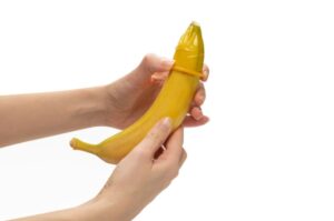 A cirurgia de fimose também é conhecida como circuncisão ou postectomia. É um procedimento que pode trazer vários benefícios, além de evitar ou resolver alguns problemas. Leia esse post para entender como é feita a cirurgia de fimose, o pós-operatório e como tratar. O que é cirurgia de fimose? Esse procedimento corrige a fimose, que é caracterizada quando o prepúcio (pele do pênis) não pode ser puxado para trás e impede a exposição da glande ou existe um excesso de pele. Grande parte dos meninos nascem com fimose, mas essa é uma condição que pode se corrigir naturalmente na infância. Neste caso, é chamada de fimose primária ou fisiológica. Em muitos casos, a cirurgia de fimose nesta fase é realizada devido a uma questão religiosa. Muitas associações médicas, inclusive, recomendam que o bebê que nasce com fimose passe pelo procedimento ainda nesta fase como a American Urological Association e a American Academy of Pediatrics. Já a fimose secundária é uma fimose adquirida, que pode ser resultado de traumas, infecções ou inflamações crônicas locais. Caso a fimose não seja tratada adequadamente pode levar o homem a infecções urinárias e balanopostites (infecções da glande) constantes. Por isso, em alguns casos, o problema pode ser tratado com exercícios de retração da pele e uso de cremes esteroides (que têm propriedades anti-inflamatórias, antibióticas e analgésicas), mas quando isso não é possível pode ser indicada a cirurgia de fimose. Para quem é indicada a cirurgia de fimose? A cirurgia pode ser indicada especialmente para homens que sofrem de sintomas, como: Inchaço local; Vermelhidão ou descoloração no pênis; Assaduras; Sangramento frequente; Dor nas ereções ou relações sexuais; Problemas de pele; Lesões; Secreção malcheirosa; Dificuldade de urinar. Cirurgia de fimose diminui o tamanho do pênis? É importante ressaltar que a cirurgia não vai provocar qualquer alteração no tamanho do pênis, e nem afeta o prazer sexual ou a fertilidade. Na verdade, quem faz cirurgia de fimose, terá benefícios como: Melhorar a higiene do pênis, evitar a repetição de infecções urinárias ou balanopostites, até outras condições mais graves como câncer de pênis; Reduzir as chances de contrair doenças sexualmente transmissíveis; Eliminar os sintomas desconfortáveis citados acima. Como é a cirurgia de fimose? Quando a cirurgia é indicada por motivos religiosos, é realizada poucos dias após o nascimento. Já para indicar a cirurgia de fimose em adultos ou adolescentes, o urologista vai realizar um exame físico e solicitar exames prévios. A cirurgia de fimose é simples, não se trata de um procedimento de urgência e leva cerca de 30 minutos. Para o procedimento, o paciente pode receber anestesia geral ou local. A cirurgia pode envolver a remoção de todo o prepúcio ou só da parte apertada do prepúcio (circuncisão parcial). Quando ocorre dessa forma, a condição pode levar o prepúcio a ficar apertado novamente após algum tempo. Após essa etapa da anestesia, o cirurgião irá realizar incisões para permitir a retirada do excesso de pele e exposição da glande. Na mesma cirurgia, o médico também pode realizar um corte para liberar o freio do pênis. Assim como todas as cirurgias, essa também pode ter alguns fatores de risco, como: sangramento, infecções e hematomas. Porém, todos esses riscos podem ser minimizados quando o cirurgião tem expertise. Além disso, serão receitados medicamentos anti-inflamatórios e analgésicos para minimizar os desconfortos. O paciente recebe alta no mesmo dia, fica com o pênis enfaixado por 5 dias. Os pontos são absorvíveis. Pós-cirurgia de fimose: cuidados É natural que o pênis, após a cirurgia de fimose, fique inchado por cerca de 15 dias, ocorra dor, sensibilidade ao toque e uma pequena dificuldade na micção. Aplicar gelo sobre o local do procedimento pode ajudar a aliviar os desconfortos. Os cuidados no pós-cirúrgico são: fazer a troca de curativos, manter a boa higiene no local das incisões, lavar com água e sabonete, secar muito bem e aplicar pomadas anti-inflamatórias. A recuperação dos adultos gira em torno de 10 dias, enquanto nas crianças, o prazo fica por volta de 4 dias. No entanto, as atividades físicas e de alto impacto devem ser evitadas por 30 dias. As atividades sexuais só podem ser retomadas após 20 dias. Conclusão Independentemente de ter fimose, o homem deve sempre manter boa higiene do pênis, para evitar problemas mais sérios. Se já tem a fimose adquirida, precisa comparecer a um urologista para uma avaliação e entender como deve ser o tratamento. Caso a cirurgia seja a recomendação, procure esclarecer todas as orientações apresentadas pelo médico para o pré-operatório e pós-operatório. Não deixe de cuidar da sua saúde sexual, para ter mais qualidade de vida e ser mais feliz.