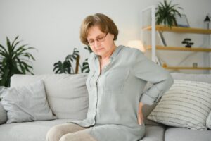 O prolapso uterino é um problema que pode afetar até 30% das mulheres entre 50 e 89 anos. Causa muitos transtornos físicos e emocionais, portanto, merece tratamento especializado. Veja neste post o que é e o que causa prolapso uterino, os sintomas e tratamentos que estão disponíveis. O que é prolapso uterino? Assim como ocorre com outros órgãos que atravessam o assoalho pélvico, como bexiga, uretra e intestinos, o prolapso uterino é caracterizado quando o útero perde sustentação e desce em direção à cavidade vaginal. Formado por uma verdadeira rede de músculos, tecido conjuntivo, fáscia e colágeno, que atravessa do cóccix até o osso púbico, o assoalho pélvico pode ficar enfraquecido e não dar o suporte necessário para todos esses órgãos internos. Os homens têm a mesma musculatura que as mulheres nesta região, porém, no público feminino, o assoalho tem o que é conhecido como hiato urogenital, que induz a essa fragilidade na sustentação e resulta neste problema de urologia feminina. As principais causas e fatores de risco que vão facilitar que as mulheres a partir da meia-idade manifestem o prolapso uterino são: Envelhecimento; Menopausa (nível mais baixo de estrogênio); Partos múltiplos; Trabalho de parto difícil; Dar a luz à crianças macrossômicas (com peso igual ou acima de 4 quilos); Cirurgia pélvica anterior, como histerectomia; Tumores pélvicos; Obesidade; Tosses crônicas; Constipação intestinal; Genética; Carregar peso excessivo no trabalho ou em exercícios físicos, etc. Devido ao hiato urogenital e aos fatores de risco, as mulheres podem sofrer de vários prolapsos ao mesmo tempo, como a cistocele e a retocele. Por isso, é tão importante buscar um especialista para resolver essa questão, que é o uroginecologista. Prolapso uterino: sintomas O prolapso uterino tem graus que vão do 1 ao 4, sendo o 4 o mais grave, quando o útero já pode estar em eversão completa. Essa classificação é definida pelo Pelvic Organ Prolapse-Quantification. Quando o prolapso está no grau 1, existe uma pequena queda, mas a paciente pode ser assintomática. Por outro lado, à medida que o prolapso uterino vai avançando de grau, as mulheres podem sentir: Sensação de peso na vagina; Sensação de pressão na pelve; Percepção de uma espécie de bola na entrada da vagina; Dor lombar; Problemas de intestino; Incontinência urinária; Dor nas relações sexuais, etc. Embora o útero mais baixo na gestação seja normal, quando há um prolapso uterino na gravidez, as mulheres podem sentir aumento da frequência urinária, dificuldades para andar, prisão de ventre e até sofrer o risco de um aborto. Quando esses sintomas estão associados, é preciso informar o médico. Quem tem prolapso uterino pode fazer caminhada? De acordo com o grau do prolapso, as mulheres também podem sentir dores e desconfortos ao fazer atividades físicas, só melhorando as sensações quando cessam com os exercícios ou quando se deita. Por isso, não é incomum a pergunta se quem tem prolapso uterino pode fazer caminhada ou se pode frequentar a academia. Nestes casos, é sempre interessante avaliar com o seu médico para entender o grau do prolapso. Em graus menores, as atividades físicas permitidas são as que não contribuam para o aumento da pressão intra-abdominal ou que gerem impacto, como yoga ou alongamentos. Em muitos casos, os exercícios específicos que fortalecem o assoalho pélvico, conhecidos como exercícios de Kegel, também poderão ser indicados pelo médico. Diagnóstico e tratamento do prolapso uterino Quando a mulher sofre com esse problema não adianta buscar um remédio caseiro para prolapso uterino. É preciso procurar o médico o quanto antes, mesmo que seja apenas para um acompanhamento especializado. O diagnóstico será realizado com exames pélvicos e de imagem, além de testes urodinâmicos. Antes de chegar ao prolapso uterino graus 3 e 4, o médico poderá indicar um tratamento clínico e conservador, com a realização de exercícios para prolapso uterino, que visam fortalecer o assoalho pélvico e o uso de pessários. Os pessários são dispositivos com formato anatômico que são introduzidos na vagina para fazer uma espécie de contenção do prolapso. Esses dispositivos são manuseados e higienizados pela própria paciente. A conversa constante com o médico será aconselhada, porque a paciente precisa informar sobre a sua adaptação ao pessário. Caso não esteja se adaptando, pode ser indicado outro tipo de dispositivo. Além disso, caso necessário, o médico também vai indicar que a paciente entre em uma dieta para perda e controle do peso corporal, que vai permitir uma vida mais saudável e também reduzir a pressão abdominal. No entanto, quando o problema está em nível avançado (prolapso uterino grau 4), o médico vai indicar a cirurgia. Cirurgia de prolapso uterino Vários fatores serão observados pelo médico antes de indicar a cirurgia para a paciente, porque o bom estado geral da saúde é importante. Idade e grau do prolapso também vão contar. A cirurgia para o prolapso uterino pode ser realizada por via vaginal, abdominal ou laparoscópica. O procedimento mais indicado para o prolapso é a reconstrução das estruturas do assoalho pélvico usando telas como um auxílio para evitar a recorrência do útero caído. Já em outros casos, a histerectomia pode ser realizada por via vaginal ou abdominal, preferencialmente, em mulheres que já estejam na menopausa. Recuperação da cirurgia O tempo médio de recuperação da cirurgia de prolapso uterino é de cerca de 6 semanas. Neste período, deve fazer um repouso, sem praticar atividades físicas intensas ou relação sexual. O médico irá realizar consultas de acompanhamento para verificar se o útero está na posição correta, no caso de uma cirurgia de reconstrução do assoalho. As consultas servem também para avaliar se há infecções, se a paciente está com dores fora do normal, inchaços ou vermelhidão na região. Conclusão O prolapso uterino pode trazer muitos transtornos e até mexer com a autoestima da mulher. No entanto, com um acompanhamento médico especializado, a paciente poderá tratar o problema e voltar a ter qualidade de vida. Por isso, se tem os fatores de risco mencionados acima, não deixe de passar por uma consulta com um uroginecologista, que vai avaliar se existe algum problema urológico que mereça cuidados mais intensos.