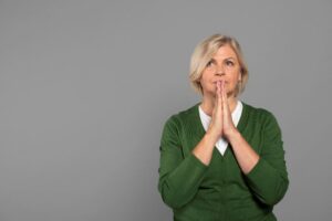 O útero caído é uma condição que atinge boa parte das mulheres no mundo inteiro. Em muitos casos, exige tratamento cirúrgico, mas você sabe como é feita a cirurgia de prolapso uterino? Se quer saber mais sobre o tratamento para esse problema de urologia feminina, continue lendo o texto. O que é útero caído e como é feita a cirurgia de prolapso uterino? O prolapso uterino é uma condição caracterizada quando o útero cai de sua posição normal dentro do assoalho pélvico, devido ao enfraquecimento da musculatura da região. É provocado por diversos fatores, como: Alterações hormonais (menopausa); Partos múltiplos e traumáticos; Esforço intenso na musculatura da pelve; Cirurgia pélvica anterior; Constipação intestinal; Obesidade, etc. Essa situação pode ocorrer com as mulheres a partir da menopausa ou até as mais jovens que sofreram múltiplos partos vaginais. Junto com o útero caído, pode ocorrer a queda de diversas estruturas que ficam no assoalho pélvico da mulher, como bexiga, intestinos e parede vaginal, o que também é conhecido como prolapso vaginal. De acordo com a gravidade do prolapso uterino, idade e condição geral da paciente, a cirurgia é um procedimento indispensável. Normalmente, essa indicação ocorre quando o grau do prolapso é o 3 ou 4, quando o útero começa a se projetar para fora da vagina ou já está em eversão completa. Essa avaliação deve ser feita por um uroginecologista, depois que a paciente passa em consulta, estudos urodinâmicos, exame pélvico e de imagem. O procedimento mais indicado para a correção do prolapso é a reconstrução das estruturas do assoalho pélvico, para garantir a sustentação das estruturas da pelve da mulher. Especialmente para as pacientes que são obesas, há uma indicação de perda de peso antes da cirurgia. Já para as fumantes, é aconselhado que parem de fumar 4 semanas antes da cirurgia, porque essa pausa vai ajudar no processo de recuperação também. Leia mais sobre: Cistocele Cuidados antes da cirurgia Um grande cuidado que a paciente deve ter ao buscar um cirurgião que vá fazer a correção do prolapso é que o profissional tenha expertise e inspire confiança. Com um cirurgião treinado em uroginecologia, podem ser reduzidos a intensidade dos riscos que toda cirurgia traz, como sangramento excessivo, dores, hematomas, inchaços e infecções. Como é feita a cirurgia de prolapso uterino? Após a realização dos exames pré-operatórios, a paciente poderá realizar a cirurgia de prolapso uterino em ambiente hospitalar. É necessária raquianestesia e sedação. A cirurgia para o prolapso uterino pode ser realizada por via vaginal, abdominal ou laparoscópica. Existem vários tipos de cirurgia reconstrutiva para prolapso, em geral, para o útero caído, é realizada por via vaginal, por onde o cirurgião irá realizar a identificação e correção do tecido, unindo os ligamentos ou musculatura por meio de pontos. Em muitos casos, é necessária a remoção de parte da mucosa vaginal. Na mesma cirurgia pode ser realizado um procedimento para incontinência urinária e correção do prolapso de outras estruturas. No procedimento cirúrgico, pode ser utilizada uma malha cirúrgica (tela) para garantir uma menor taxa de recorrência do problema, mas nem sempre o uso desse material sintético será necessário. Em algumas situações, as mulheres também podem se submeter a uma histerectomia (retirada do útero), por via vaginal ou abdominal. Nestes casos, é preferível que a mulher já esteja na menopausa. Como é o pós-operatório? Após a saída do centro cirúrgico, a paciente ainda poderá ter um tampão e uma sonda, que costumam ser retirados 24 horas após o procedimento. Além disso, o cirurgião também vai prescrever analgésicos e anti-inflamatórios para contribuir com a recuperação da paciente no pós-operatório. O restabelecimento da cirurgia do prolapso uterino com ou sem telas é de cerca de 6 semanas. A orientação médica é que neste prazo não mantenha relações sexuais ou pratique atividades físicas que exigem pegar pesos. O pós-operatório também é marcado por algumas consultas de acompanhamento médico, para que seja avaliada a cicatrização, se o útero continua na posição, se a paciente está com dores fora do comum e descartar possíveis sinais de infecção. Após essa cirurgia, os diversos desconfortos que a mulher vivencia com o prolapso podem desaparecer ou reduzir significativamente. Por que é necessário fazer a cirurgia do prolapso uterino? O prolapso uterino traz muitos desconfortos e problemas para a qualidade de vida de uma mulher. Muitas pacientes se isolam socialmente, têm dificuldades para manter a vida profissional e param de realizar atividades físicas, porque os sintomas se agravam neste caso. Entre os principais problemas que surgem estão: Sangramento genital; Incontinência urinária; Dores lombares; Dores na evacuação e relação sexual; Sensação de bola na vagina; Corrimento; Infecções urinárias. Conclusão É importante lembrar que hábitos saudáveis sempre contribuem para evitar problemas de saúde e processo de restabelecimento no pós-operatório. Por exemplo, beber mais líquidos e comer frutas pode evitar os problemas intestinais que levam ao prolapso uterino. Cuidar da saúde de forma preventiva também pode evitar que o tratamento chegue ao último recurso, que é a cirurgia. Por isso, é importante que as mulheres passem por consultas de rotina para avaliar sempre a sua condição de saúde. Nos graus iniciais do prolapso, em muitos casos, é recomendado apenas o acompanhamento ou uso de pessários e exercícios de fisioterapia. Porém, agora ao saber como é feita a cirurgia de prolapso uterino, se os sintomas indicam e o médico considera que o procedimento é necessário, a mulher não deve ter receio de buscar essa ajuda para voltar a ter uma vida normal.