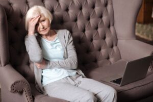 Você sabe o que acontece quando o útero desce? Esse é um problema conhecido como útero caído ou prolapso vaginal. Esse problema urológico pode atingir 30% das mulheres na faixa etária dos 50 aos 89 anos, mas também pode atingir as mais jovens. Descubra neste texto o que acontece com a mulher com essa patologia de urologia feminina e o que pode ser feito para tratar. Causas do útero caído O útero é um órgão no formato de pera, que faz parte do sistema reprodutivo da mulher e está localizado no assoalho pélvico feminino, onde também estão posicionados vários órgãos, como a bexiga, reto, intestino e a própria cavidade vaginal. Quando os músculos e ligamentos que fazem parte dessa estrutura interna abdominal não oferecem mais suporte porque estão enfraquecidos, o útero desce em direção ao canal vaginal. Embora essa estrutura musculoesquelética exista no organismo de homens e mulheres, o enfraquecimento do assoalho pélvico é mais comum no público feminino, porque elas têm o que se chama de hiato urogenital. Essa abertura por onde atravessam estruturas como a uretra, vagina e o reto, causa uma fragilidade no assoalho. O prolapso uterino pode ocorrer em mulheres jovens, mas é muito mais comum em mulheres que estão na menopausa, quando há uma queda do estrogênio, que é um hormônio que ajuda a manter os músculos pélvicos mais fortes. Por isso, quanto mais a idade passa, mais chance há de ocorrer o problema. As causas para que esse problema urológico ocorra são as mais diversas, vão desde: Envelhecimento; Múltiplos partos vaginais; Crianças macrossômicas (que nascem com mais de 4 quilos); Obesidade Cirurgia pélvica anterior; Tosse crônica; Alterações hormonais na menopausa; Tumores pélvicos; Acúmulo de líquidos no abdômen; Aumento da pressão abdominal ao carregar cargas excessivas com frequência (atividade física ou trabalho). O que acontece quando o útero desce? Quando o útero desce, à medida que o prolapso avança, as mulheres podem sofrer com diversos sintomas desconfortáveis e, em alguns casos, até incapacitantes para o dia a dia pessoal ou profissional. Uma das atividades que podem sofrer grandes impactos são as físicas, porque as pacientes podem sentir dores e outros incômodos ao tentar praticar exercícios, porque provocam pressão intra-abdominal. Além dos distúrbios psicológicos que esse problema pode causar, como a depressão, os desconfortos físicos deste prolapso são: Corrimento; Problemas de micção (urgência e incontinência urinária, além de aumento da frequência urinária); Sensação de peso no pelve; Sensação de bola na vagina; Dores lombares; Dores nas relações sexuais; Dificuldade para evacuar; Infecções urinárias. Em estágios mais avançados do prolapso uterino, esses sintomas podem piorar ao longo do dia ou quando as mulheres ficam muito sentadas ou em pé. Além disso, quando o útero desce em gestantes, elas podem ter dificuldades de andar, aumento da frequência urinária, prisão de ventre e até risco de aborto. Quando o útero desce, é preciso tratar Para quem já sabe o que acontece quando o útero desce, é importante ressaltar que se a paciente já está com sintomas, é imprescindível buscar um uroginecologista para fazer uma avaliação ou até mesmo fazer exames de forma preventiva, antes mesmo que o problema se manifeste. Ao não ser tratado, o problema pode afetar outros órgãos, inclusive, pode ocorrer vários prolapsos ao mesmo tempo. Existem 4 graus de prolapso uterino, que vão do 1 ao 4. Na classificação Pelvic Organ Prolapse-Quantification, também é classificado o grau O, mas neste caso, não há nenhum prolapso. É considerada a gravidade à medida que o grau do prolapso aumenta. Sendo assim, os graus 3 e 4 são os mais avançados. No 3, o útero já está totalmente no canal vaginal, e no 4, está em eversão completa, ou seja, se posicionado fora da vagina. Em geral, para diagnosticar o quadro, o médico fará exames pélvicos com uso de um espéculo, testes urodinâmicos e exames de imagem. A partir do grau de cada caso, o especialista irá aconselhar uma forma de tratamento que podem ser abordagens clínicas, também conhecidas como conservadoras, ou cirúrgicas. Tratamento clínico Quando o útero desce e os sintomas são leves, o tratamento clínico pode ser o uso de pessários, que são dispositivos anatômicos, que são introduzidos na vagina para formar uma contenção mecânica e conter o avanço do prolapso. Esses dispositivos, que se encaixam ao redor ou na parte inferior do útero, são indicados pelo médico de acordo com as características e necessidades de cada paciente. São vários tipos de pessários e o uso deve ser realizado por alguns meses. Além disso, exercícios de fisioterapia para fortalecer o assoalho pélvico, controle do peso corporal e alimentação equilibrada também podem ser indicados. Essas medidas são importantes porque em casos em que as pessoas sejam obesas, pode haver uma recorrência do prolapso, mesmo com o tratamento. Tratamento cirúrgico De acordo com a gravidade do prolapso, estado geral de saúde e idade da paciente, a cirurgia pode ser a melhor prescrição quando o útero desce, porque é um tratamento resolutivo. Quando a cirurgia é a indicação, o procedimento mais comum é para reconstrução das estruturas do assoalho pélvico para garantir a sustentação dos órgãos. Pode ser realizado por via vaginal, abdominal ou laparoscópica. Em muitos casos, há o uso de telas para ajudar nessa sustentação e diminuir o risco de reincidência do prolapso. Outra indicação do médico, especialmente quando as mulheres já estão na menopausa, é a realização de uma histerectomia (retirada do útero), que pode ser realizada no mesmo procedimento de reconstrução das estruturas do assoalho pélvico. Conclusão Agora que você já sabe o que acontece quando o útero desce, o próximo passo é tomar medidas de tratamento para evitar que o problema avance, independente do estágio do prolapso. Esse problema feminino traz muitos desconfortos, impacta seriamente a vida da mulher, inclusive, no aspecto sexual, portanto, merece uma atenção. Procure o quanto antes um especialista para o seu problema. O Dr. Luciano Teixeira tem grande experiência no tratamento do prolapso, para devolver saúde e bem-estar às pacientes.