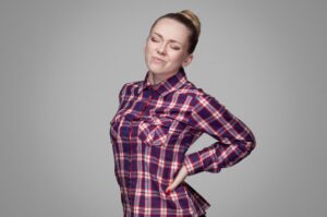 A urolitíase é um dos problemas mais comuns dentro da urologia, causa muito desconforto e exige uma avaliação médica. Veja neste texto o que é urolitíase, quais são os sintomas e como tratar. Urolitíase: o que é? A urolitíase é o termo médico que descreve os cálculos urinários, que popularmente são conhecidos como pedra no rim ou também como cálculo renal, no entanto, os cálculos também podem estar em qualquer outra parte do trato urinário, como os ureteres, bexiga e uretra. São calcificações que se formam quando a urina está supersaturada de substâncias minerais como o oxalato de cálcio, ácido úrico, cistina e estruvita. Quando os sais não se dissipam na urina, essas podem ficar maiores e provocar crises bastante dolorosas. Pode ser uma urolitíase bilateral (em ambos os rins) ou unilateral (em um rim). Já quando as pedras estão na bexiga também podem ser fruto de obstrução, infecção ou corpos estranhos no órgão. A urolitíase é um problema que afeta mais os homens, porém, mulheres também podem desenvolver o quadro. Essa condição deve ser investigada o quanto antes, caso contrário, poderá provocar infecção urinária e evoluir para pielonefrite aguda, uma doença grave que traz sérios riscos à funcionalidade dos rins. O que causa a urolitíase? Em geral, os cálculos renais podem ser resultado da baixa hidratação do corpo, o que resulta em um menor volume urinário. Não à toa, os médicos sempre apontam para a necessidade de manter uma hidratação, porque ajuda na filtragem do sangue, na eliminação de toxinas e na proteção dos rins. A partir de uma maior ingestão de líquidos, o volume urinário será maior e essas formações poderão ser eliminadas durante a micção. Como a hidratação está intimamente ligada à urolitíase, a incidência desse problema pode ser até 30% maior durante o verão, quando as temperaturas estão mais altas, porque as pessoas transpiram mais e não repõem esses líquidos. Assim, a água ou outros líquidos consumidos não são suficientes e a urina fica com uma maior concentração de sais, favorecendo a formação das calcificações. Outros fatores de risco para urolitíase Além da baixa ingestão de líquidos, há outros fatores de riscos que podem levar um paciente a manifestar a urolitíase, como: Histórico familiar; Anomalias anatômicas no trato urinário; Distúrbios metabólicos; Doenças intestinais; Cistinúria (erro no metabolismo de transmissão autossômica com alteração no transporte da cistina, ornitina, arginina e lisina) Exposição crônica a substâncias químicas, como cádmio e chumbo; Uso excessivo de diuréticos; Dieta com ingestão excessiva de proteína animal, oxalato, sódio e urato; Fazer atividades físicas e não se hidratar; Uso de medicamentos que causam hiperuricemia (ácido úrico alto). Urolitíase: sinais e sintomas Muitas pedras podem não provocar sintomas e ser eliminadas sem que o paciente perceba. Porém, quando manifestam sintomas, além das cólicas renais agudas, quase insuportáveis, a urolitíase pode provocar: Dor súbita nas costas, flancos e virilhas; Sangue na urina; Náuseas e vômitos. Leia mais sobre: Dor nos rins Urolitíase: diagnóstico O diagnóstico desse problema urológico pode ser realizado a partir da anamnese e exames físicos, laboratoriais e de imagem. Os exames de imagem serão muito importantes para determinar o tamanho da pedra e o tratamento necessário. Essas formações variam muito de dimensão, o que também é uma característica que pode determinar a intensidade da dor, especialmente quando é uma pedra no canal da urina e se está em movimento. Embora, uma boa parte dos cálculos sejam eliminados em até 48 horas, outros não passam naturalmente pelo canal, e podem provocar obstrução da urina, que também traz risco às funções renais. Uma pedra de até 4mm tem praticamente 80% de chances de ser eliminada pela urina, mas quando é de 5mm essas chances caem muito. Quanto maior a pedra, aumenta a necessidade de algum procedimento para eliminá-la. Mas, além do tamanho da pedra, algumas condições também podem prejudicar a eliminação natural, como o tamanho da próstata ou gravidez. Urolitíase: tratamento O tratamento da urolitíase passa pelo uso de medicamentos analgésicos e também antibióticos, caso tenha deflagrado uma infecção urinária. Porém, um ponto importante a ser destacado é que os pacientes que estão com urolitíase, no momento da crise, não devem ingerir líquidos, para não provocar ainda mais pressão nos rins. Caso seja necessário um procedimento para eliminar a pedra, um dos indicados é a ureterorrenolitotripsia, que é uma cirurgia endoscópica para os cálculos que estão nos rins ou nas vias urinárias. Quando a pedra é muito grande e está causando a obstrução da urina, pode ser indicada essa cirurgia em caráter de urgência. O procedimento permite visualizar, manipular e eliminar os cálculos com jatos de laser. No entanto, quando um paciente é assintomático, passa em consulta com o urologista e os resultados dos seus exames apresentam uma pedra de tamanho importante, ureterorrenolitotripsia também poderá ser indicada em caráter eletivo. Como evitar a urolitíase? Embora a urolitíase apresente um grau importante de reincidências, pode ser evitada caso os maus hábitos do paciente sejam alterados. Entre as alterações que uma pessoa pode fazer é eliminar (ou diminuir) alguns itens de sua dieta e passar a tomar mais líquidos. Ao ingerir mais água vai perceber que a urina vai ter uma coloração amarela clara e isso demonstra que está bem hidratada. Ideal é que o paciente consuma ao menos 1,5 litro de líquidos ao dia para evitar a formação das pedras. Além disso, recentemente, também tem sido indicada a ingestão de sucos de frutas ricos em ácido cítrico para evitar as urolitíases. Mas, sempre que possível, o ideal é passar em uma consulta preventiva com o urologista, para entender se está com o sistema urinário preservado ou diagnosticar alguns problemas de forma precoce e facilitar o tratamento.