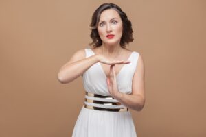 Quando uma mulher sofre com prolapso genital, uma das abordagens terapêuticas é o uso do pessário vaginal. Veja aqui para quem os pessários vaginais são indicados e como usar. O que é o pessário vaginal? O pessário é um dispositivo removível semelhante a um anel ou donut, que é introduzido na vagina para dar mais suporte aos órgãos internos que são sustentados pelo assoalho pélvico. O material que compõe o pessário, geralmente, é o silicone, porque deve ser não absorvente e macio para dar conforto à mulher. Esse uso é indicado para os casos nos quais a mulher sofre o prolapso vaginal, no qual útero, bexiga, cúpula vaginal ou reto sofrem uma queda e começam a se insinuar para o canal vaginal. Devido à elasticidade da vagina, o pessário tem formato anatômico e é introduzido na cavidade pélvica para elevar todos os órgãos que sofreram prolapso. Normalmente, as mulheres que são as mais indicadas ao uso do pessário vaginal são aquelas que têm algum risco cardiovascular, não querem se submeter a um procedimento cirúrgico ou aquelas que já operaram e tiveram uma recidiva do problema. Quais são os sintomas do prolapso genital? O pessário, no prolapso uterino, é uma abordagem terapêutica não cirúrgica que pode ser indicada quando as mulheres precisam de melhoria dos vários sintomas que surgem a partir desse problema de urologia feminina. Em geral, os sintomas físicos são específicos de cada órgão prolapsado e podem ser: Pressão pélvica; Sensação de plenitude na região pélvica; Sensação de bola na vagina; Frequência aumentada de micção; Cistite com frequência; Corrimentos; Urgência e incontinência urinária; Dificuldade de esvaziar a bexiga completamente; Dor na bexiga ou na região lombar; Dor na relação sexual; Dificuldade em colocar absorventes internos; Dificuldade para evacuar, etc. Além dos sintomas físicos, a mulher que sofre de prolapso pode manifestar também problemas emocionais, ficando com depressão e até se isolar socialmente, ou seja, perde qualidade de vida nos mais variados níveis. Quais são as causas do prolapso vaginal? O prolapso vaginal pode ocorrer em mulheres a partir dos 50 anos. Normalmente, está associado a alguns fatores de risco, como: Envelhecimento; Gravidez e partos vaginais; Criança macrossômica (que nascem com peso a partir de 4 quilos); Alterações hormonais, como a que ocorre no período da menopausa; Obesidade; Constipação intestinal; Tosses crônicas; Acúmulos de líquidos abdominais; Tumores pélvicos; Cirurgia pélvica anterior (histerectomia - retirada do útero); Carregar pesos de forma excessiva no trabalho ou até mesmo em treinos de academia, etc. Como a mulher pode iniciar o uso do pessário uterino? Para iniciar o uso do pessário uterino, a mulher deve buscar um especialista no assunto, que é o urologista ou uroginecologia. O médico irá fazer diversos questionamentos durante a consulta (anamnese) e realizar um exame físico a partir de um espéculo, para entender qual é o nível do prolapso vaginal. Os níveis de prolapso variam entre 1 e 5, sendo 5 o mais grave, quando o órgão já está se insinuando para fora da vagina e o médico pode conferir a olho nu. Além disso, podem ser solicitados testes urodinâmicos ou ressonância magnética para avaliar melhor o grau do prolapso. Mesmo em níveis mais avançados, com exceção do nível mais agudo, que é o 5, o pessário vaginal pode ser uma forma de tratamento. Como será a indicação do pessário vaginal? O médico irá indicar o pessário de acordo com o estágio do prolapso, a necessidade e perfil da paciente, já que existem vários tipos de dispositivos. Nesta avaliação, o médico vai prescrever o tipo e tamanho exatos, porque se forem muito pequenos, por exemplo, podem sair do lugar sozinhos ou se forem grandes, gerar desconforto. Alguns pessários podem ser manipulados pela própria paciente, outros exigem ajuda de um profissional de saúde. O uso dos pessários ginecológicos é simples, basta a introdução no canal vaginal pela própria mulher ou o médico. Em alguns casos, pode ser necessário também o uso de algum creme com estrógenos para melhorar a elasticidade e lubrificação das paredes vaginais de mulheres que estão na menopausa. O tratamento será realizado por alguns meses. Neste espaço de tempo, a paciente deverá comunicar ao médico como está a sua adaptação ao dispositivo. Se ela sentir dor ou desconforto, pode significar que o tamanho do pessário está inadequado ou não se encaixou corretamente. Geralmente, nos modelos que podem ser removidos pela paciente, a higienização pode ser realizada semanalmente, e as consultas de acompanhamento podem ter intervalos que variam entre 6 a 12 meses . Já para os outros que são manipulados apenas pelo médico, os intervalos das consultas serão menores. O uso de pessários pode estimular um corrimento. Além disso, alguns modelos devem ser removidos antes das relações sexuais. Depois de alguns meses, o médico sempre fará uma avaliação para entender qual tem sido a eficiência do pessário no alívio dos sintomas. É importante entender que o pessário não irá corrigir o prolapso, o que só pode ser realizado por meio de cirurgia, mas poderá aliviar os desconfortos. Por outro lado, é importante saber que o pessário não vai ocasionar restrições de atividades. Com o dispositivo, as mulheres podem praticar atividades físicas normalmente. Conclusão O prolapso vaginal causa muitos transtornos na vida de uma mulher. Para aquelas que querem minimizar esses sintomas, o uso do pessário pode ser uma ótima alternativa. De qualquer maneira, a consulta com o urologista ou uroginecologista é obrigatória para definir o melhor dispositivo ou avaliar outros tipos de tratamento, como o uso associado à prática de exercícios de fortalecimento pélvico.