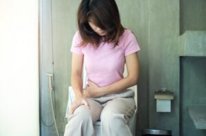 Você anda sentindo dor ou queimação ao urinar e até indo mais vezes ao banheiro? Então, pode estar com os sintomas mais comuns da infecção na bexiga. Leia mais sobre o assunto neste texto. Quais os sintomas de infecção na bexiga? Quando uma pessoa está com infecção na bexiga, os sintomas mais comuns têm relação com mudanças no comportamento miccional. A infecção na bexiga, em geral, trata-se de uma infecção do trato urinário inferior, que ocorre quando há colonização de bactérias que ficaram presas às paredes do órgão e se multiplicaram com grande rapidez. Boa parte dos casos são agudos e os sintomas de infecção na bexiga mais comuns surgem repentinamente, como: Dor na bexiga; Vontade persistente de urinar; Desejo de urinar imediatamente após ter esvaziado a bexiga; Sensação de queimação ou ardência ao urinar; Sensação de plenitude na bexiga; Urina com cheiro forte e tom mais escuro; Sangue na urina (visível a olho nu ou detectado em exame laboratorial). Quais os perigos da infecção de bexiga? Quando o paciente percebe esses sintomas, precisa buscar tratamento o quanto antes porque a infecção do trato urinário pode subir para os ureteres e rins e causar problemas mais graves, como a evolução para uma pielonefrite aguda. Nestes casos, outra manifestação é a febre, náuseas, vômitos e calafrios. Quando isso acontece, os pacientes podem perceber que a dor se espalha para as costas, na região lombar, mas não tem alívio em qualquer posição, portanto, diferencia-se de uma dor meramente muscular. É importante ressaltar também que os sintomas de infecção na bexiga na gravidez serão os mesmos, e essa patologia pode colocar a gestação em risco, caso se agrave. Portanto, é imprescindível buscar orientação médica, especialmente porque a grávida pode considerar que as idas frequentes ao banheiro são uma condição normal da gestação, e não perceber que se trata de algo fora do comum em sua saúde. Infecção na bexiga: sintomas e causas Geralmente, a infecção na bexiga atinge mais as mulheres do que os homens porque a uretra é mais curta no organismo feminino do que no masculino, o que deixa o caminho mais curto para os micro-organismos. A maioria das infecções de bexiga são causadas pela bactéria Escherichia coli (E. coli), que está presente naturalmente no intestino, mas pode haver infecção causada por outros micro-organismos. Mas, a inflamação na bexiga, que também é conhecida como cistite, pode ser fruto de outras condições médicas subjacentes. No caso desses sintomas de infecção na bexiga em homens, pode ser um sinal de um aumento da próstata, e nas mulheres, a gravidez é uma condição que provoca alterações na bexiga feminina, favorecendo as condições para a colonização de bactérias. Além disso, pessoas que fazem uso de sondas, têm diabetes, são idosos, fazem tratamento de radioterapia ou quimioterapia, têm HIV ou problemas com o fluxo urinário ou estão com sistema imunológico enfraquecido estão mais sujeitas a desenvolver uma infecção na bexiga. Diagnóstico de infecção na bexiga Quando alguém está com os sintomas de infecção na bexiga mencionados acima, precisa agendar uma consulta médica ou até mesmo ir em um pronto atendimento. Para diagnosticar o problema, o médico realizará um exame físico e buscará entender se o paciente está realmente com infecção da bexiga. Para confirmar, irá solicitar um exame laboratorial de urina (tipo 1), que poderá atestar as alterações no sistema urinário ou renal, porque analisa aspectos físicos e químicos da urina, como cor, aspecto, densidade e a presença de proteínas, bactérias, protozoários, muco, nitritos, sangue, leucócitos e cristais, entre outros elementos. Por exemplo, se houver uma certa quantidade de leucócitos, é o indicativo de uma infecção da bexiga, mas será outro exame, a urocultura, que vai definir se há uma infecção, porque consegue identificar até mesmo qual é o micro-organismo causador da patologia. Mas de acordo com o que o paciente relatar sobre seus sintomas, o médico também poderá aprofundar a investigação e solicitar exames de imagem. Leia mais sobre: Bexiga caída Infecção na bexiga: sintomas e tratamento Para tratar a infecção da bexiga e aliviar os sintomas, o médico poderá indicar algumas medicações antibióticas ou antifúngicas, vai depender do que causou a patologia. Além disso, ele poderá sugerir também algumas mudanças no estilo de vida, para evitar que o paciente sofra com infecções de bexiga de forma recorrente. Entre as recomendações, estão: sugerir que o paciente tome mais líquidos, não segurar a urina por muito tempo e buscar urinar após a relação sexual. Outras medidas preventivas para mulheres são: não fazer duchas íntimas ou usar sprays, sabonetes perfumados ou espermicidas. Por fim, se o paciente tiver quadros repetitivos de infecção de bexiga, o médico poderá prescrever uma medida profilática, que é tomar antibiótico em pequenas doses diariamente por um certo tempo, para evitar esses sintomas desconfortáveis. Conclusão Os sintomas da infecção da bexiga são desconfortáveis e ainda podem evoluir para quadros mais preocupantes, portanto, não se deve adiar a procura pelo médico para iniciar o tratamento. Quando realizado com agilidade, o tratamento pode começar ainda no estágio inicial e evitar mais problemas para o sistema urinário.