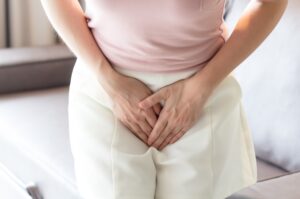 A bexiga baixa é uma condição que causa grandes transtornos à vida de uma mulher. Um dos motivos para surgir esse problema é o envelhecimento. Aos 40 anos, até 20% das mulheres já sofreram com essa condição. Porém, não é só o passar dos anos que leva à queda da bexiga, também há outros fatores de risco. Quer saber mais sobre o assunto? Então, fique neste texto para descobrir o que causa bexiga baixa, sintomas e como tratar esse problema urológico. O que é bexiga baixa? A bexiga baixa é uma condição conhecida também como cistocele. Afeta as mulheres quando há um enfraquecimento dos músculos do assoalho pélvico. Com a musculatura fraca, a bexiga se insinua para o canal vaginal, formando um abaulamento em variados níveis. Esse enfraquecimento pode atingir outros órgãos pélvicos como útero, uretra, intestino delgado e reto. Essa condição é conhecida como prolapso vaginal. Cerca de 20% das mulheres na faixa etária dos 40 anos sofrem com bexiga baixa, mas quando atingem a casa dos 60 anos, o problema pode acometer 40% do público feminino. Além do envelhecimento, entenda os fatores que provocam o prolapso da bexiga, como: menopausa, partos, histórico familiar, obesidade, esforços físicos, cirurgias pélvicas. Mas veja aqui que há tratamentos.