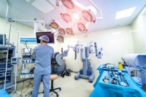 A prostatectomia robótica tem sido um dos procedimentos que mais vem ganhando adesão de equipes médicas devido aos benefícios que proporcionam para o resultado do tratamento. Nos EUA, 90% das cirurgias de prostatectomia são realizadas pela técnica robótica. Leia neste texto mais sobre prostatectomia, o que é, para o que serve a abordagem robótica e suas vantagens para os pacientes. O que é prostatectomia? A prostatectomia é o procedimento que promove a retirada parcial ou total desta glândula do sistema reprodutor masculino, que é responsável por produzir um líquido que enriquece o sêmen. Ao longo da vida, a próstata pode sofrer com algumas condições que estão relacionadas ao envelhecimento, hereditariedade, doenças associadas e até hábitos de vida. São duas as principais condições que exigem a retirada da próstata: hiperplasia prostática benigna ou câncer de próstata. HPB A remoção parcial é indicada para homens que têm hiperplasia próstata benigna. Quando um homem está com a próstata aumentada, a glândula pressiona a uretra e ele sofre com diversos desconfortos relacionados ao comportamento miccional. Além disso, essa condição pode levar a problemas mais sérios, como obstrução urinária, que traz riscos aos rins. Neste caso, o procedimento é denominado de prostatectomia simples ou adenomectomia da próstata, na qual é realizada uma remoção parcial do tecido, no qual é extraído apenas o adenoma, que é a região que cresceu na próstata, mas a cápsula prostática é preservada. Câncer de próstata No caso do câncer de próstata, o tratamento é imprescindível porque esse é o segundo tipo de câncer mais incidente nos homens e a segunda causa de morte na população masculina. Uma das soluções para essa condição é a retirada da próstata. Quando essa extração da glândula é total, o procedimento é conhecido como prostatectomia radical, incluindo a remoção também das estruturas do entorno, como as vesículas seminais, que são armazenadoras do esperma. Essa remoção total pode ocorrer em estágios iniciais da doença, quando o tumor está confinado à glândula. Dessa forma, impede-se que as células cancerosas que estão na próstata avancem para outros tecidos. Tipos de prostatectomia Existem diversas abordagens que permitem essa remoção da glândula, como as técnicas abertas, laparoscópicas e robóticas. Prostatectomia transvesical Esse tipo de retirada da glândula se dá com uma incisão através da bexiga para se chegar à próstata. Pode ser realizada por via laparoscópica ou robótica. Prostatectomia laparoscópica O acesso à próstata é realizado através de pequenos cortes na pele do paciente, é um procedimento minimamente invasivo. A próstata é visualizada com auxílio de câmera na ponta do laparoscópio. Prostatectomia aberta Esse tipo de prostatectomia é realizada com uma incisão que vai do umbigo até o púbis. Pode servir tanto para a prostatectomia radical ou simples. Porém, tem sido cada vez menos utilizada porque é quando o paciente corre mais riscos de sangramentos, infecções e desconforto grande no pós-operatório. O que é prostatectomia radical robótica? Quais os benefícios? A partir do avanço tecnológico, surgiu a cirurgia robótica, que foi desenvolvida especialmente para o tratamento do câncer de próstata, mas com o tempo passou a ser utilizada também em outros tipos de cirurgias delicadas. Para a realização da cirurgia robótica, foi desenvolvido o sistema cirúrgico da Vinci®. Assim, a prostatectomia radical robótica permite que a equipe cirúrgica faça o procedimento com incisões mínimas, ou seja, minimamente invasivas, e tenha uma ampla visão da área do campo operatório, por meio de monitores, que garantem visão 3D de alta definição. Com essa visão tridimensional e ampliada, o cirurgião consegue enxergar melhor as estruturas ao redor da próstata, como músculos, nervos e vasos sanguíneos. Esse sistema é composto de 3 estruturas: Braços robóticos: são os componentes executores do robô da Vinci®. São quatro braços que ficam posicionados ao lado do paciente. Foram projetados para ter 7 graus de movimento e grande amplitude, podendo inclinar e dobrar, ultrapassando a capacidade das próprios punhos humanos; Console: os médicos utilizam esse equipamento para orientar os movimentos dos braços robóticos no procedimento cirúrgico; Monitores: processam as imagens dentro do organismo do paciente com alta resolução, permitindo um amplo campo de visão. Um cirurgião auxiliar fica ao lado do paciente e o cirurgião principal fica próximo, visualizando a área operatória pelo monitor e manipulando o console que movimenta os braços robóticos. A cirurgia pode levar de 2 a 4 horas. Mesmo a cirurgia sendo robótica, o paciente sairá do procedimento usando uma sonda, que passa pela uretra e serve como uma espécie de molde para cicatrização. O tempo de uso é de cerca de 5 a 7 dias. As vantagens da prostatectomia total com o sistema robótico são inúmeras e, por isso, vem ganhando a preferência de equipes médicas no mundo inteiro. Principais benefícios da prostatectomia robótica É menos invasiva; Incisões milimétricas e precisas; Cirurgiões ficam livres de tremores que podem ocorrer nas mãos humanas; Manobras cirúrgicas mais amplas e flexíveis, alcançado posições e localidades muito pequenas e estreitas do corpo, que seriam difíceis para a mão humana; Precisão nos cortes e na retirada dos tecidos; Menos dor; Menos sangramento; Menor necessidade de transfusão; Menos riscos de infecção; Sistema robótico facilita procedimento em pacientes com obesidade; Tempo de recuperação menor no pós-cirúrgico; Retorno mais rápido para as atividades do paciente. Como ter uma recuperação ainda melhor após a prostatectomia? Quando um homem passa pela prostatectomia robótica devido a um câncer, o sucesso do tratamento depende também de alguns fatores, como: Agressividade do tumor; Experiência do cirurgião; Bom pré-operatório; Saúde do paciente em geral. Outro detalhe é que a recuperação poderá ser muito melhor se o paciente seguir todas as instruções para o pós-operatório, inclusive durante a internação hospitalar, que varia de 24 a 48 horas. A primeira medida é manter a sonda pelo período indicado pelo médico e trocar os curativos. Logo após a cirurgia, a dieta será leve. Já em casa, o paciente deve fazer repouso, mas não ficar deitado ou sentado por um tempo prolongado. As caminhadas leves e diárias são aconselhadas. Subir escadas vagarosamente também é permitido. Exercícios que envolvam pegar pesos acima de 5 quilos ou natação, ciclismo e corrida não devem ser praticados antes de 4 semanas. Após esse período, a intensidade das atividades podem ser aumentadas gradativamente. Riscos da cirurgia de prostatectomia robótica Todas as cirurgias pressupõem riscos, como os de sangramento, infecções e danos em estruturas subjacentes. Porém, com a abordagem robótica esses riscos são menores. Existem duas condições que podem ser desenvolvidas após uma prostatectomia: disfunção erétil e incontinência urinária. Ambas estão relacionadas com a lesão de alguns nervos. A incontinência urinária pode ocorrer porque as incisões da prostatectomia pode prejudicar os esfíncter (músculo responsável pela continência) ou os nervos que ajudam a controlar o funcionamento da bexiga, quando o câncer está mais aprofundado e exige que o cirurgião remova mais tecidos. Com a abordagem robótica esses riscos desses efeitos colaterais continuam, porém, podem ser bem menores, especialmente a partir da experiência do cirurgião com esse equipamento e a ampliação da visão do campo operatório e a desenvoltura dos braços robóticos, que auxiliam na preservação dos feixes nervosos e esfíncter urinário. Estudos e depoimentos de homens que fizeram prostatectomia radical robótica revelam que a incontinência urinária tende a ser temporária e tem recuperação mais rápida da funcionalidade muscular em comparação com a técnica aberta. Além disso, o homem também pode realizar procedimentos de reabilitação peniana para acelerar a retomada da função erétil, caso seja deflagrada essa disfunção sexual. Conclusão Seja indicada para o tratamento da HPB ou o câncer de próstata, a prostatectomia robótica tornou o procedimento cirúrgico mais tolerável, seguro e eficaz. Devido à precisão e flexibilidade proporcionada pelos equipamentos, o procedimento já está se tornando o padrão outro dos tratamentos relacionados à próstata, especialmente quando a neoplasia está em estágio inicial. No entanto, o principal aconselhamento é que o paciente procure um cirurgião urologista que inspire sua confiança e tenha expertise neste procedimento para potencializar suas chances de sucesso no tratamento.