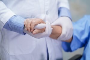 A cirurgia cistocele é indicada quando esse prolapso de bexiga atinge um grau avançado, causando diversos transtornos à mulher. O procedimento deve ser realizado por um especialista que tenha expertise nesse tipo de cirurgia, que visa devolver autoestima e qualidade de vida. Veja nesse texto quando o procedimento é indicado e como é feita a cirurgia de cistocele pelo Dr Luciano Teixeira. Quando é necessário fazer a cirurgia de cistocele? A cistocele é o nome que se dá para a bexiga caída, uma situação que atinge um número bastante grande de mulheres, cerca de 20% em todo o mundo. Quando uma mulher tem cistocele, cirurgia é a opção quando o quadro está no grau mais avançado, ou seja, o órgão já está se projetando para fora da vagina. Os graus da bexiga caída variam de 1 a 4. Em estágios iniciais, o tratamento pode ser realizado com fisioterapia ou uso de pessários, porém, quando o prolapso é grave (estágios 3 e 4), apresentando o órgão já próximo à saída da vagina ou em eversão completa, a cirurgia para cistocele é essencialmente a solução. Para chegar à indicação cirúrgica, o urologista irá realizar exames pélvicos, com os quais já consegue ter uma ideia do prolapso, mas também irá solicitar testes urodinâmicos e exames de imagem. Quando a cistocele está no estágio avançado, as mulheres podem sofrer com: Dores pélvicas (especialmente ao ficar em pé e ao realizar exercícios); Incontinência urinária; Dificuldade de urinar; Sensação de bola na vagina; Esvaziamento incompleto da bexiga; Aumento da frequência urinária; Dor ou impossibilidade de uso de absorventes internos; Dor no sexo, etc. Como se vê, são muitos desconfortos que inviabilizam um dia a dia normal, por isso, a realização da cirurgia da cistocele é fundamental. Cirurgia cistocele: quais procedimentos podem ser realizados? Com o órgão prolapsado, a maioria das mulheres para de realizar boa parte de suas atividades, sejam as físicas ou laborais, porque sentem um constrangimento muito grande e chegam a se isolar socialmente, podendo até mesmo ficar em depressão e com a autoestima muito baixa. Segundo o dr. Luciano Teixeira, quando a paciente tem esses sintomas graves e começam em um processo que abala seriamente o emocional, a cirurgia é a solução para retomar a vida. Especialista em cirurgia de cistocele e retocele, além de outros prolapsos vaginais, o urologista revela que a cirurgia de cistocele mais indicada é a de reparação da estrutura do assoalho pélvico. Já a abordagem conhecida como sling, é realizada para o tratamento apenas da incontinência urinária. No procedimento sling, é introduzida uma fita de polipropileno, via vaginal, que fica presa ao osso púbico para dar manter a uretra em sua posição normal e dar maior sustentação, impedindo os escapes urinários das mulheres que estão com incontinência. Como a mulher pode ter outros tipos de prolapso (útero, reto ou cavidade vaginal) ao mesmo tempo, podem ser realizados procedimentos para correção dessas estruturas também. Além disso, se o prolapso é uterino, por exemplo, e a mulher já atingiu a menopausa, pode haver a indicação de uma histerectomia (retirada do útero). Como é feita a cirurgia para correção de cistocele ? De acordo com o Dr Luciano, a cirurgia de correção do prolapso da bexiga é realizada por via vaginal, sem cortes no abdômen, com a finalidade de colocar a bexiga de volta em seu lugar no assoalho pélvico. Para isso, será reparada a parede entre a bexiga e a vagina, para impedir que o órgão se mova novamente. O procedimento vai permitir a dissecção, identificação das lesões e correção da queda da bexiga. São feitos pontos e removido qualquer excesso de tecido vaginal. Essa reparação pode ser realizada com o próprio tecido ou com uso de telas sintéticas. A cirurgia de cistocele com tela serve para garantir a sustentação dos órgãos e reduzir a possibilidade de recorrência do problema, especialmente quando a cistocele está nos estágios 3 e 4. Cistocele cirurgia: recuperação A recuperação da cirurgia de cistocele é rápida, mesmo assim, é muito importante que a paciente siga as orientações dadas para o período pós-operatório. Entre essas indicações, estão uma pausa na realização de exercícios físicos pesados e não carregar pesos acima de 5 quilos, ou seja, até mesmo pegar uma criança no colo pode ser uma carga muito pesada. Por que ocorre o prolapso da bexiga? Esse problema urológico surge devido ao enfraquecimento do assoalho pélvico, ocasionado por inúmeros fatores, como: Envelhecimento; Múltiplos partos vaginais; Nascimento de crianças macrossômicas (mais de 4 quilos); Pressão pélvica intensa e frequente em atividades físicas ou no trabalho; Realização de cirurgia pélvica anterior (histerectomia); Constipação intestinal; Obesidade; Tosse crônica, etc. Conclusão A avaliação da gravidade dos sintomas, idade e condições da paciente serão determinantes para que o médico decida a abordagem mais indicada. O Dr. Luciano Teixeira é especialista nas cirurgias de prolapso vaginal e promove um atendimento humanizado e que valoriza a restauração da autoestima da paciente.