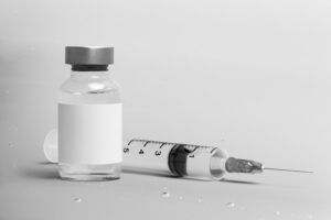 Você sabia que é possível usar toxina botulínica na bexiga? Ao contrário do que se pensa, essa substância tem outros usos que vão muito além dos estéticos. Veja nesse texto como é possível usar esse recurso quando uma pessoa está com problemas na bexiga. Quando é aplicado a toxina botulínica na bexiga? A toxina botulínica é conhecida popularmente como botox. É amplamente utilizada na área estética, causando uma espécie de paralisia em um músculo específico, servindo assim para atenuar linhas de expressão e rugas profundas, consequentemente, causando efeito rejuvenescedor. Por isso, sua aplicação é muito direcionada à área facial. No entanto, esse não é o único uso dessa substância, que oferece segurança e transitoriedade para outras utilizações farmacológicas em diversas áreas do corpo, quando utilizada em doses pequenas e controladas. A substância pode ser utilizada como forma de tratamento de outras condições, como hiperidrose, bruxismo, blefarospasmo e estrabismo. No entanto, vem sendo utilizada há muitos anos também para tratar certas condições do trato urinário, como a incontinência urinária de urgência e a bexiga hiperativa, que são problemas com os quais os pacientes sofrem com perdas urinárias involuntárias e excesso de idas ao banheiro. Nestas condições, muitas vezes, os escapes urinários acontecem antes de a pessoa chegar ao banheiro, porque não consegue se segurar. Além disso, o uso do botox também pode ser bastante efetivo para os casos de Síndrome de Bexiga Dolorosa e nas prostatites crônicas, que provocam dores suprapúbicas, aumento da frequência miccional. Essas condições impactam de forma muito negativa a vida das pessoas que, em muitos casos, abandonam a vida social, deixam de se relacionar e até podem enfrentar prejuízos no campo profissional. Geralmente, o toxina botulínica na bexiga é indicado quando os paciente não apresentam bons resultados com a fisioterapia pélvica ou com o uso de medicamentos. Mas, apesar de ser utilizado para incontinência de urgência, a toxina botulínica na bexiga não é indicada para incontinência provocada por esforço. É importante ressaltar que esse procedimento deve ser realizado por um médico urologista.